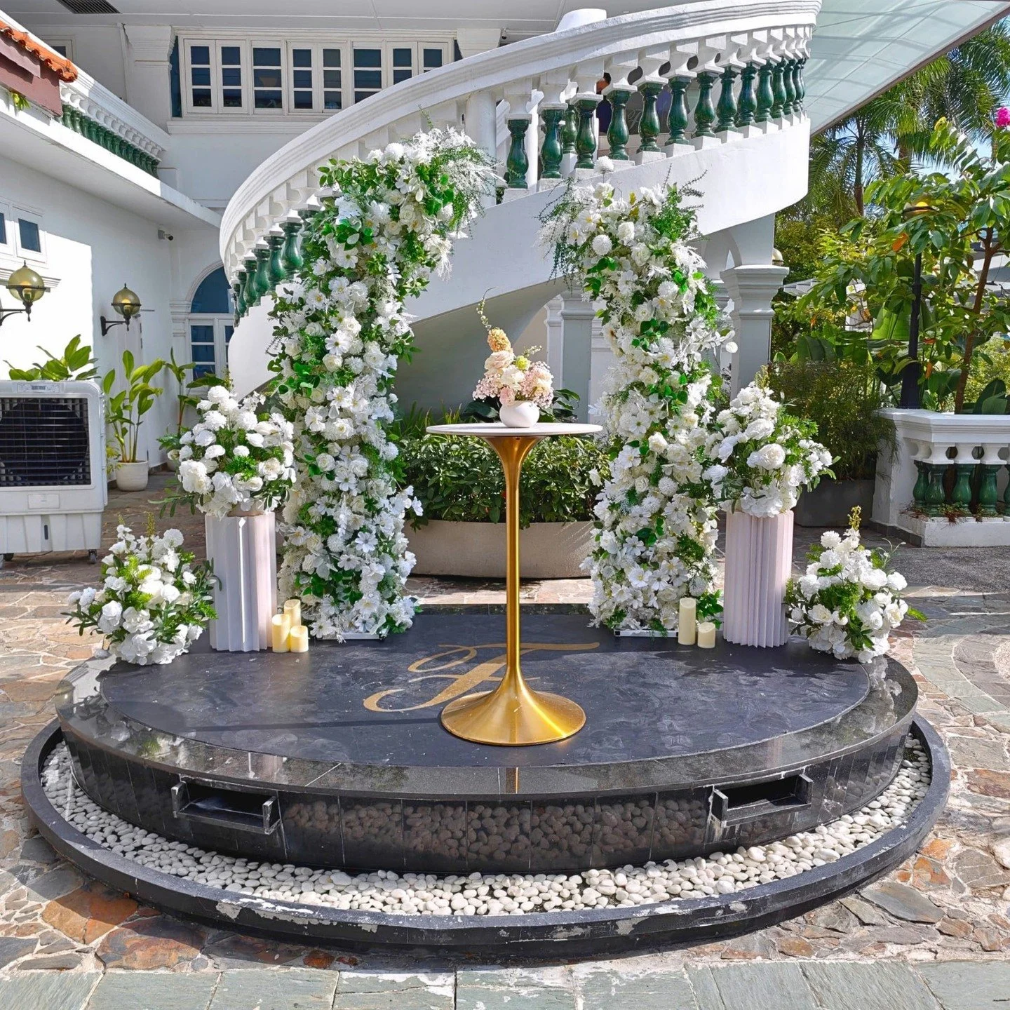🤍 Floral Deconstructed Arch &mdash; Timeless Orientals 🤍

A graceful blend of modern structure and classic oriental elegance ✨ This deconstructed floral arch features lush white blooms paired with rich green foliage, creating a clean yet striking v