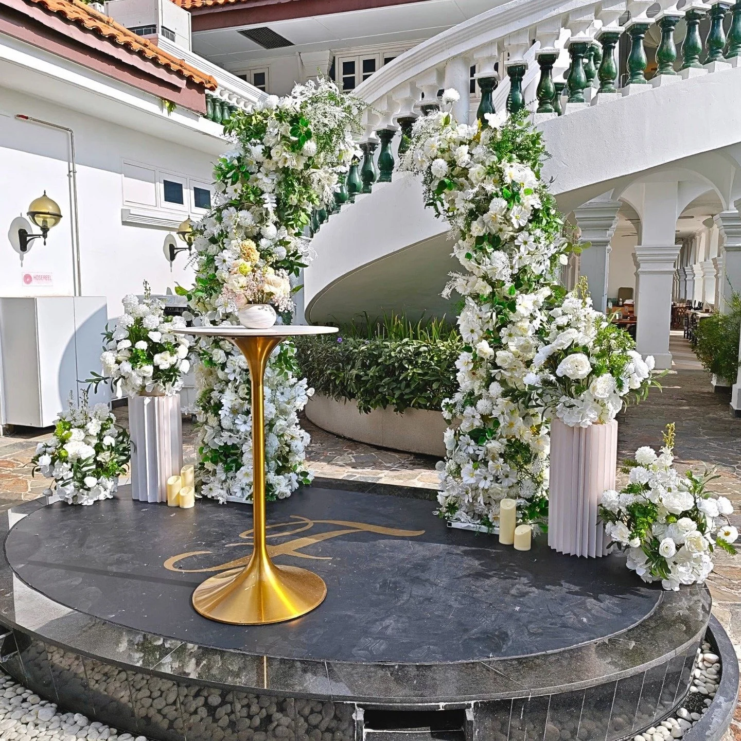 🤍 Floral Deconstructed Arch &mdash; Timeless Orientals 🤍

A graceful blend of modern structure and classic oriental elegance ✨ This deconstructed floral arch features lush white blooms paired with rich green foliage, creating a clean yet striking v