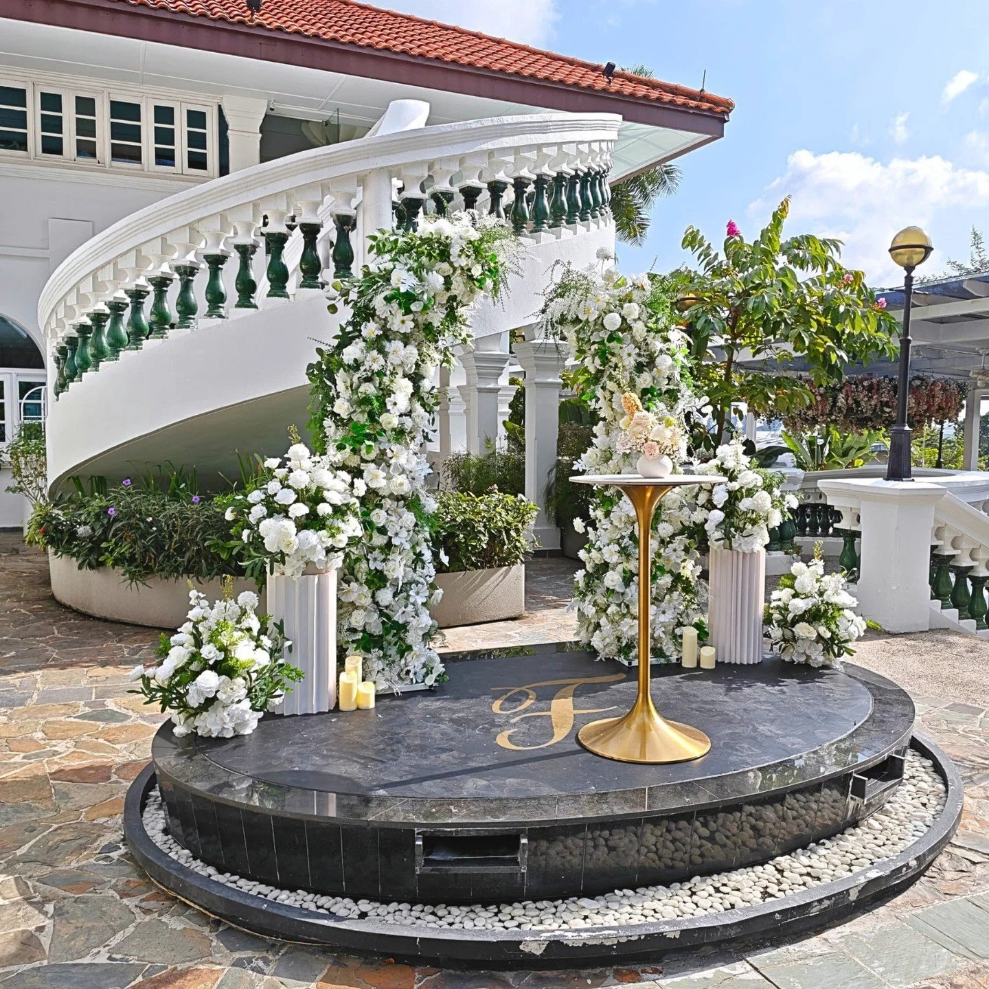 🤍 Floral Deconstructed Arch &mdash; Timeless Orientals 🤍

A graceful blend of modern structure and classic oriental elegance ✨ This deconstructed floral arch features lush white blooms paired with rich green foliage, creating a clean yet striking v