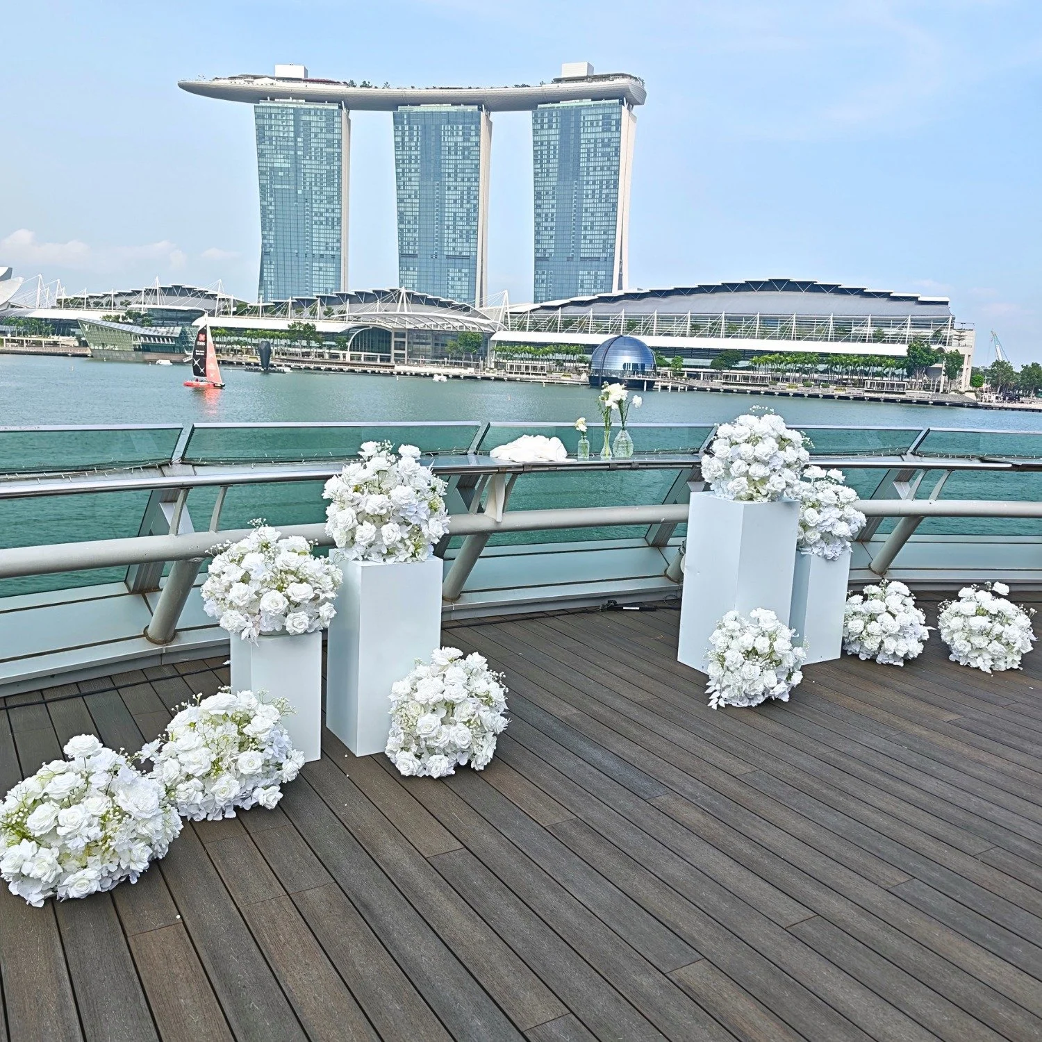 Looking for a Celestial White elegant floral backdrop at affordable prices? 🤍✨
Look no further.

Set against the jaw-dropping Marina Bay view, this setup creates the perfect blend of luxury, romance &amp; timeless elegance 🌃🌸

A dreamy statement p