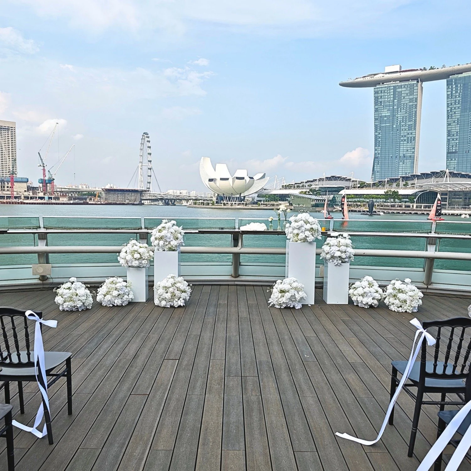 Looking for a Celestial White elegant floral backdrop at affordable prices? 🤍✨
Look no further.

Set against the jaw-dropping Marina Bay view, this setup creates the perfect blend of luxury, romance &amp; timeless elegance 🌃🌸

A dreamy statement p