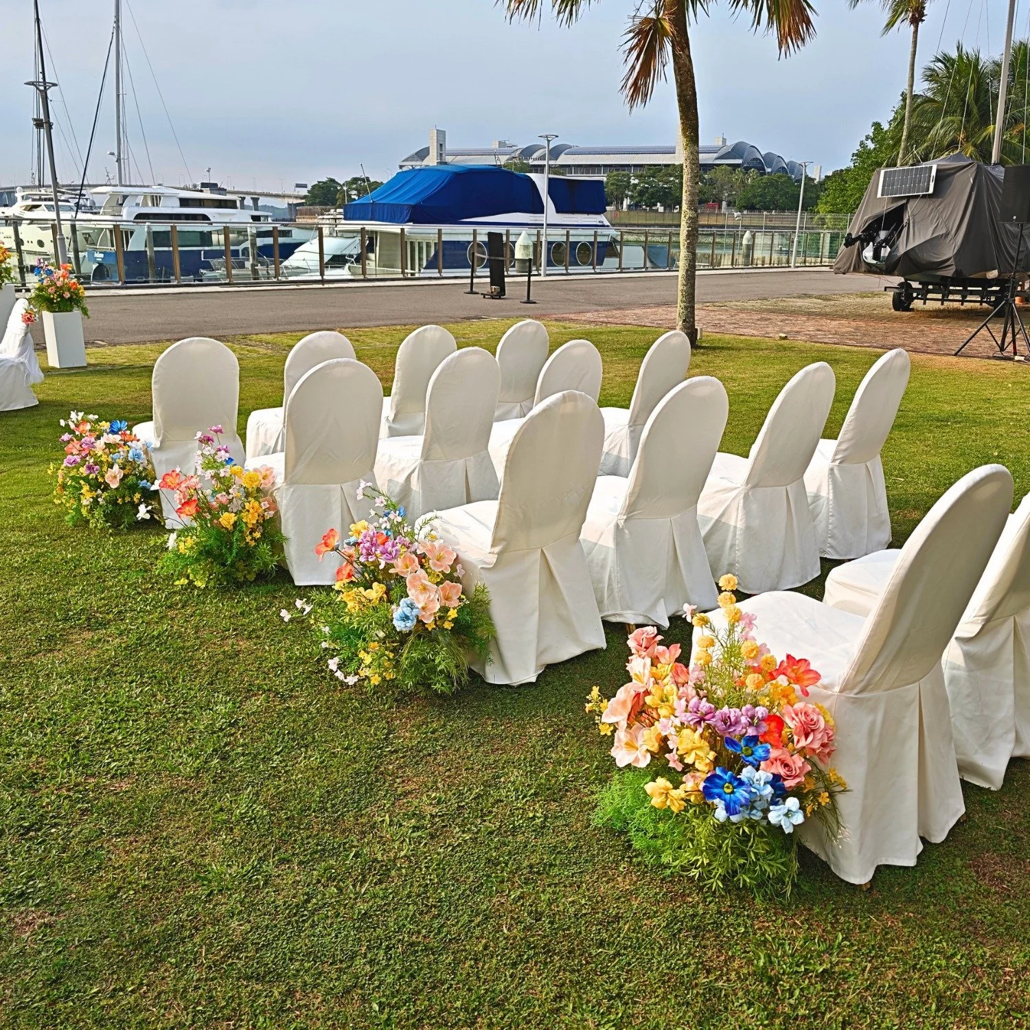 Transform your wedding march-in into something grand 🌸✨

Floral aisle walk-ins from just $43.80 per hedge, available in a wide variety of floral themes to match your wedding aesthetic 🤍

Because beautiful wedding styling should feel attainable too 