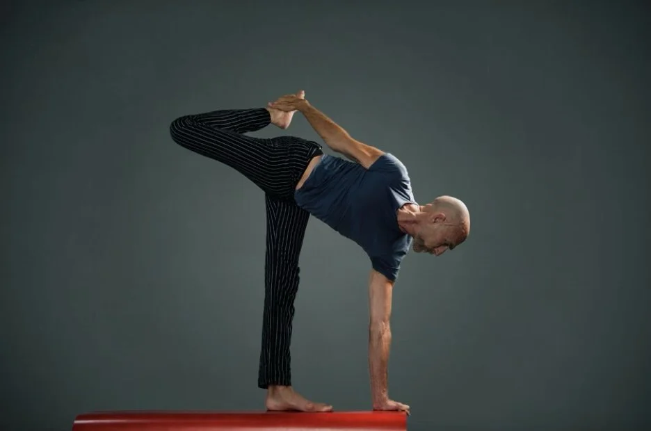 David E Moreno in a standing thigh stretch