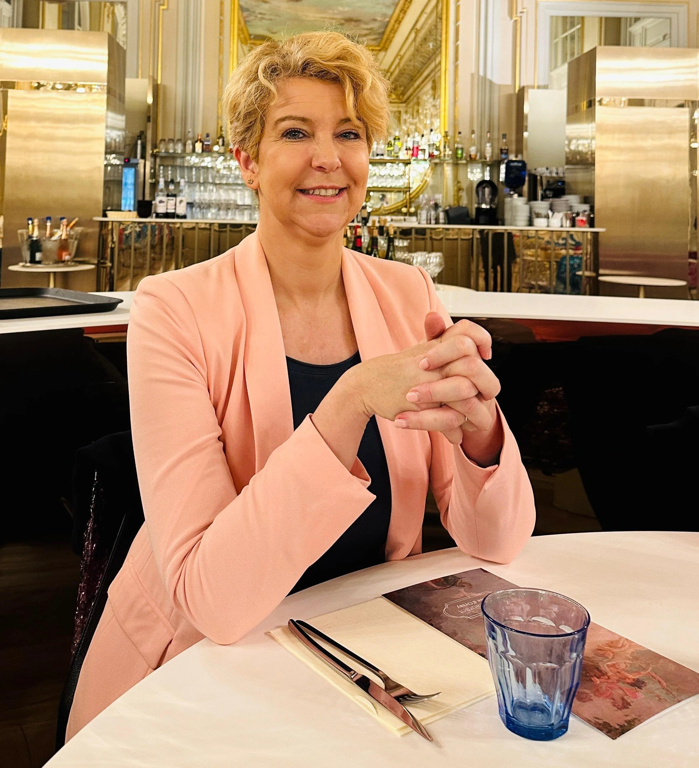 Portrait Estelle dans salle diner .jpg