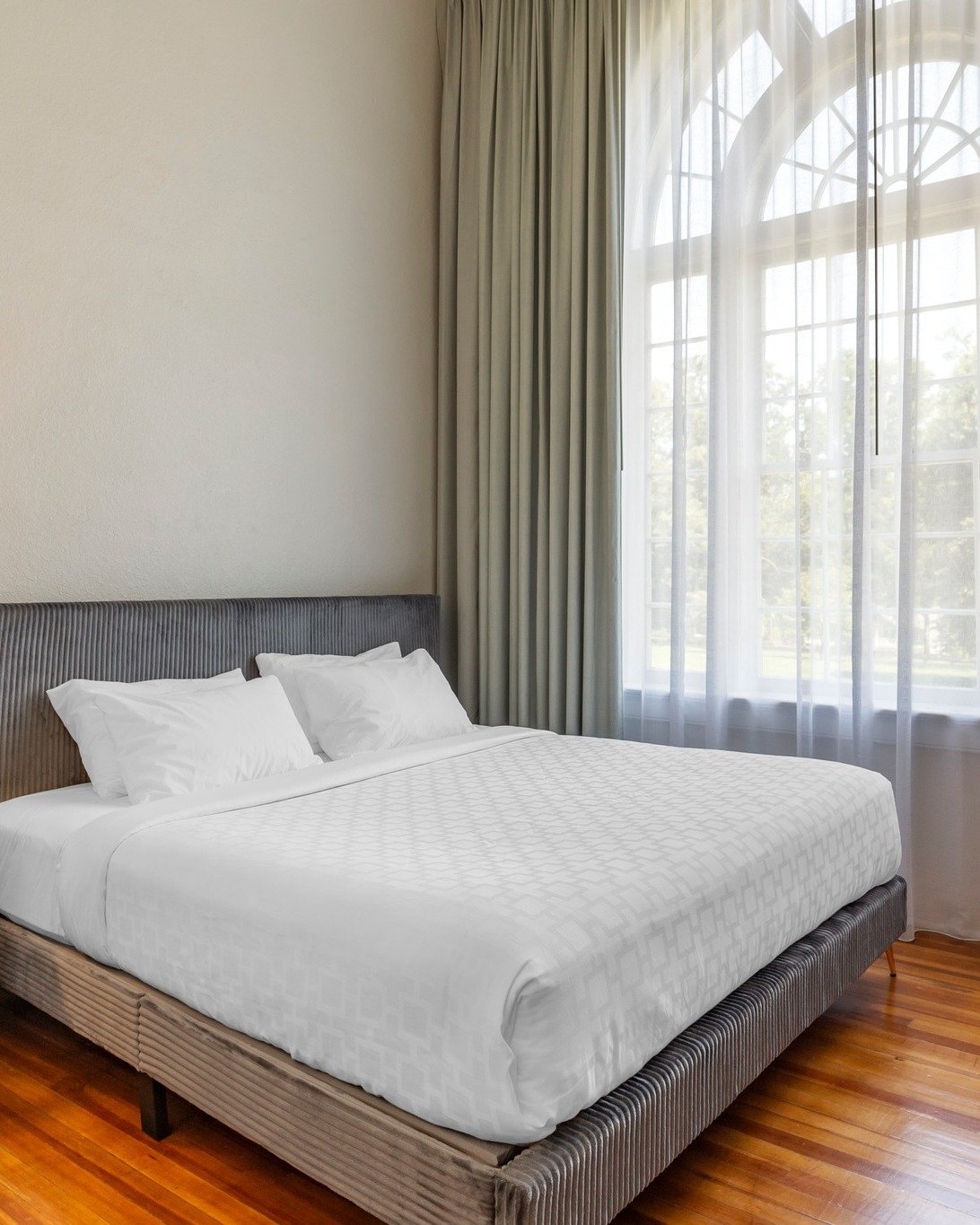 Golden hour hits differently in these rooms. ✨ Between the historic architecture and those floor-to-ceiling views of our front lawn, it&rsquo;s no wonder these are some of our most-requested guest rooms. Whether you&rsquo;re here for a weekend getawa