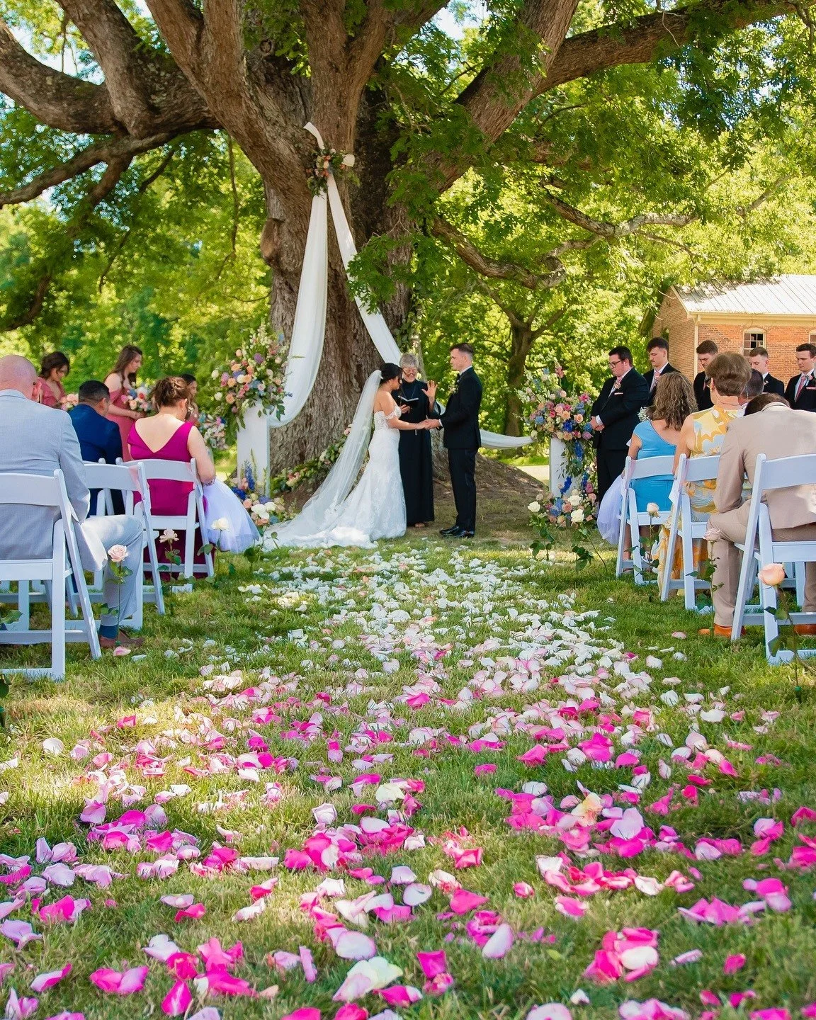 Summer romance at the Inn hits differently. 🌿 Between the shade of our historic oak tree and the vibrant colors of the season, our property offers a timeless setting for an outdoor celebration. For the brides still searching for that "just righ