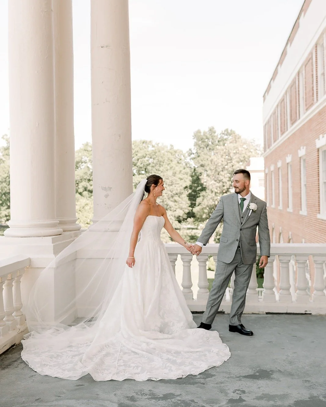 A love story beneath the branches.🤍 Courtney and Paul tied the knot recently in a stunning ceremony under our iconic oak tree. From the morning preparations in our bridal suites to the final toast of the night, their wedding was filled with pure joy