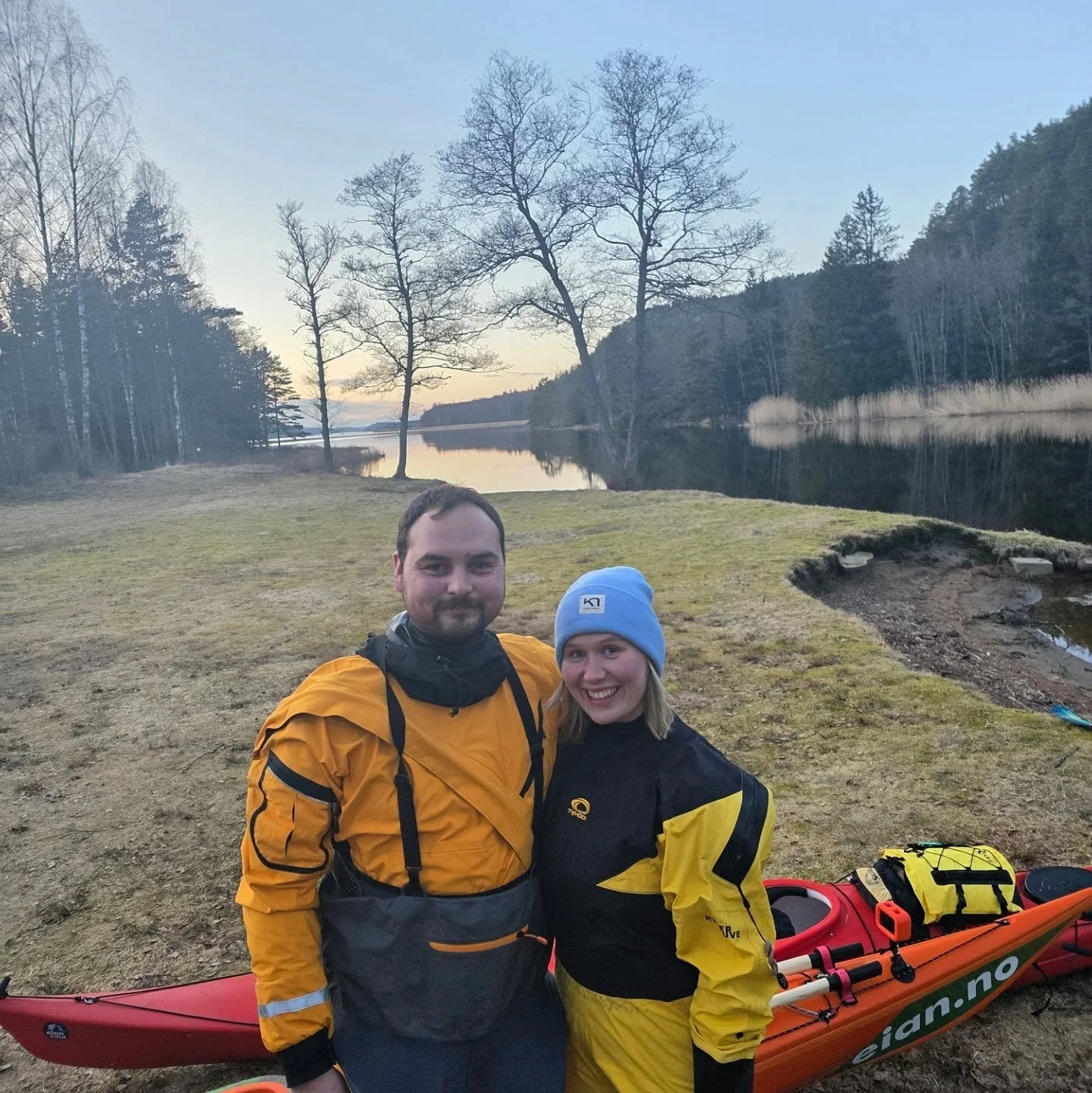 Vi starter turen med matchende antrekk som passer til p&aring;skestemningen! GOD P&Aring;SKE fra disse to p&aring;skekyllingene p&aring; vannet🐣
.
.
.
#norgerundt #kajakk #friluftsliv