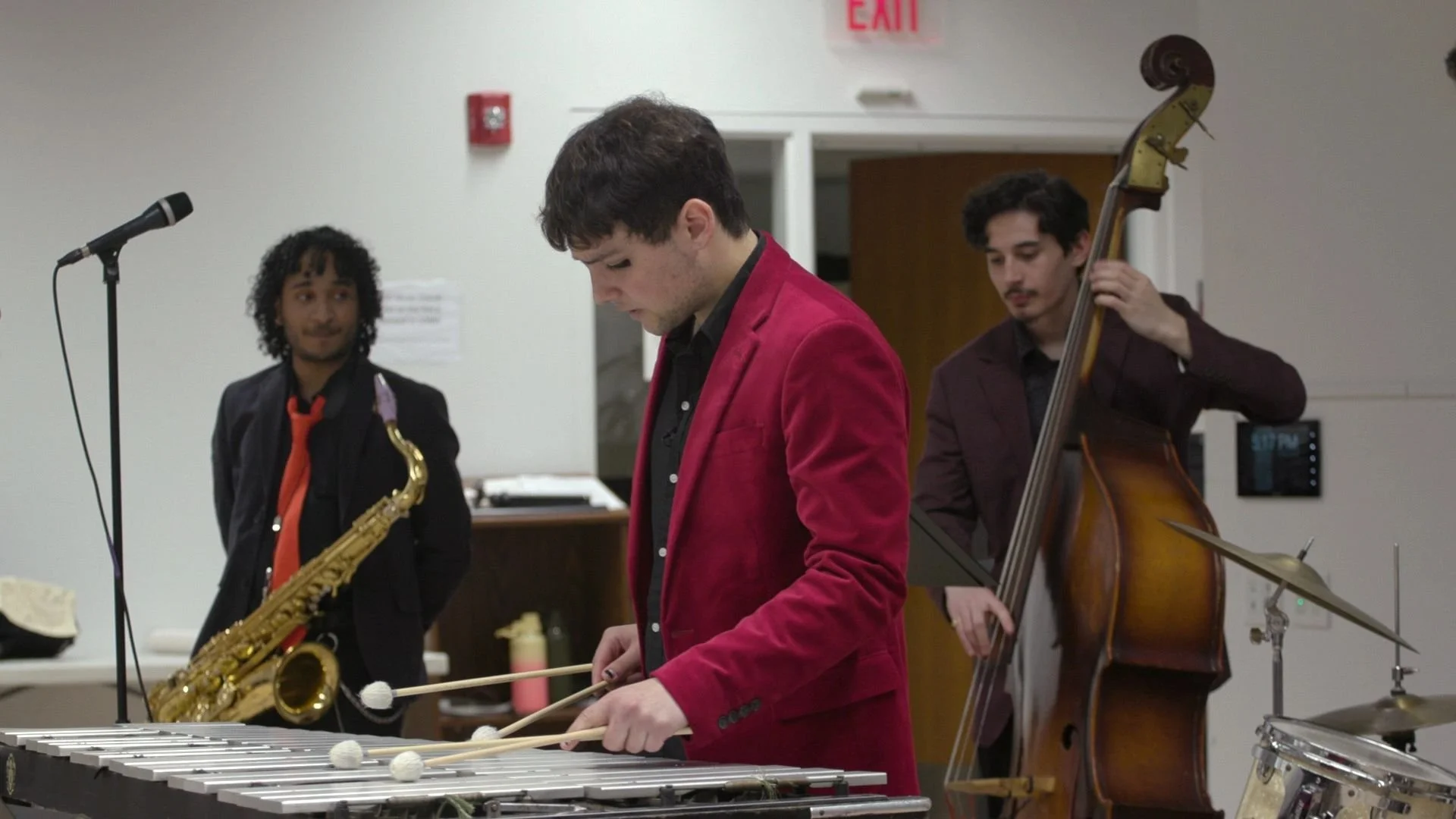 Pierce "Sparni" Sparnroft with accompanists in "Sparni"