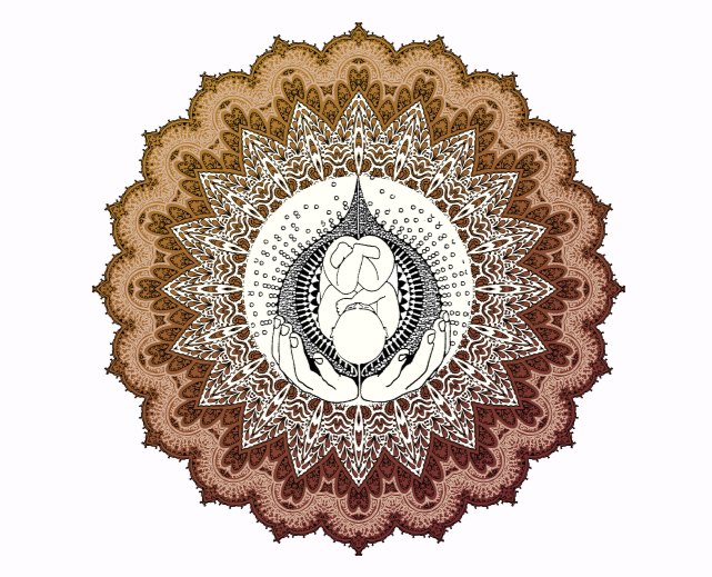 Ein Mandala mit eines zentralen Motivs von zwei Händen, die eine Blume halten, umgeben von komplexen, floral inspirierten Mustern in Braun- und Weißtönen.
