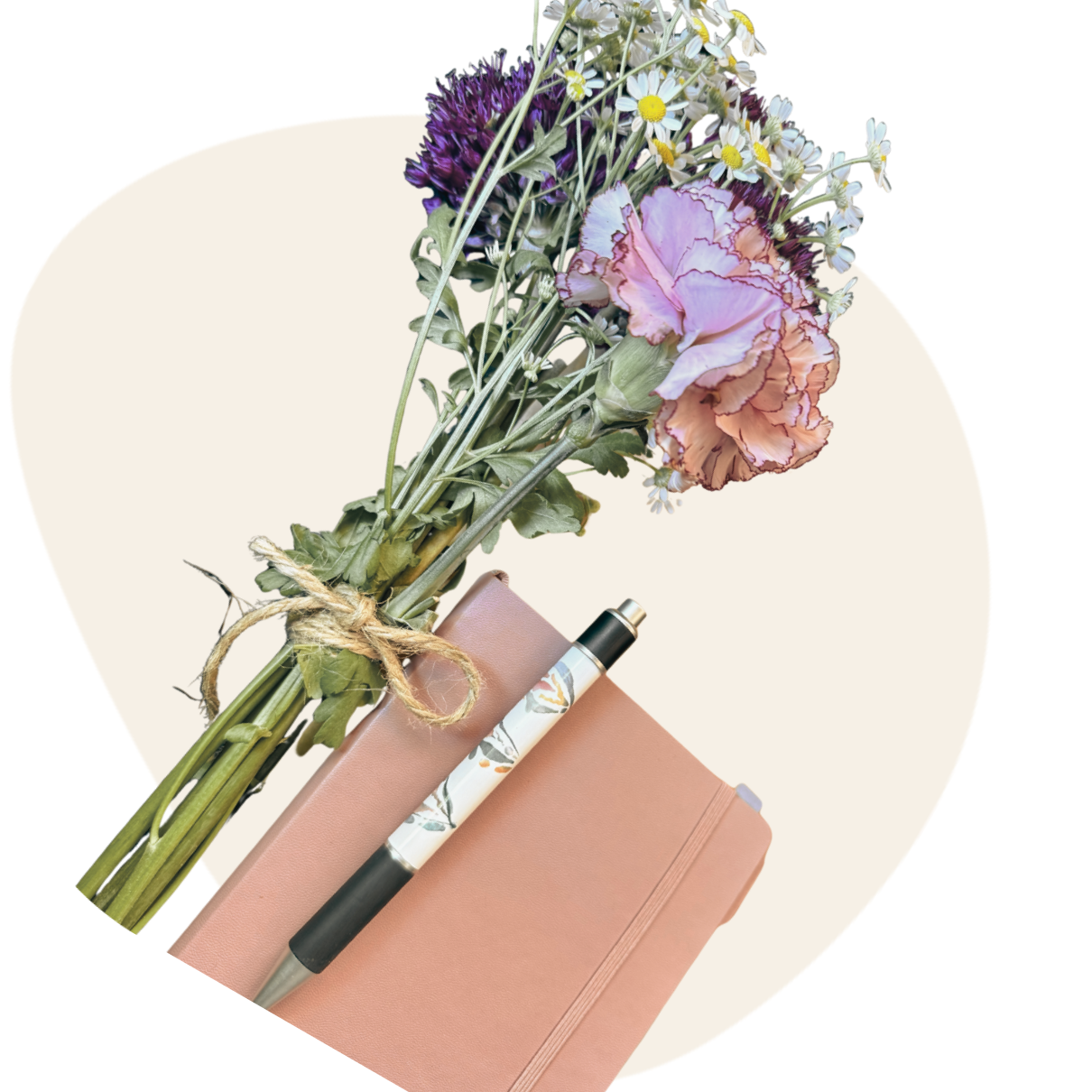 Blumenstrauß mit Iris, Gänseblümchen und anderen Blumen, eine rosa Notizbuch und ein Kugelschreiber.
