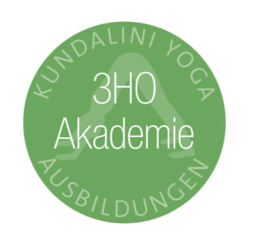 Grüner runder Logo mit weißem Text: '3HO Akademie', umgeben von dem Text 'KUNDALINI YOGA AUSBILDUNGEN'.