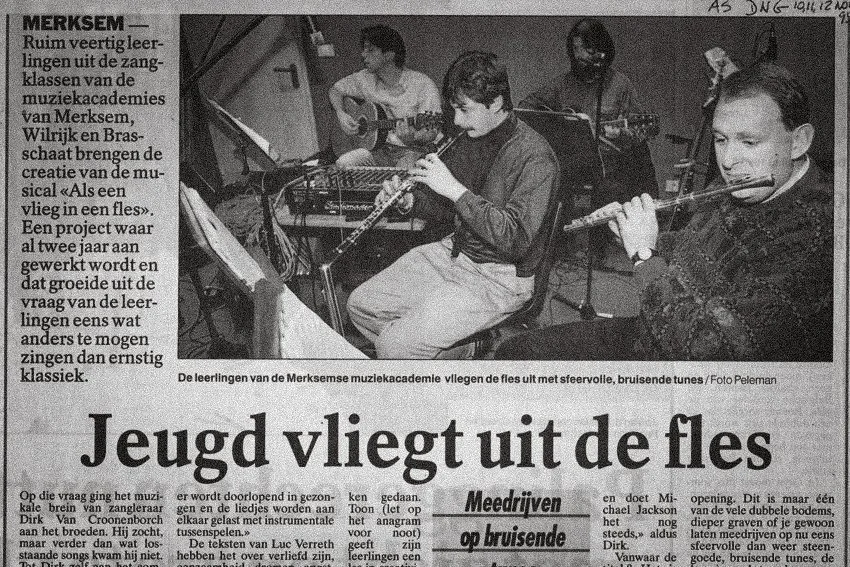 Leerlingen van de Merksamse muziekacademie die vanuit de fles muziek maken, met instrumenten zoals fluit, gitaar, en klarinet in een opnamestudio.