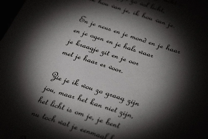 Een foto van een brief met Nederlandse tekst die over licht en liefde gaat.