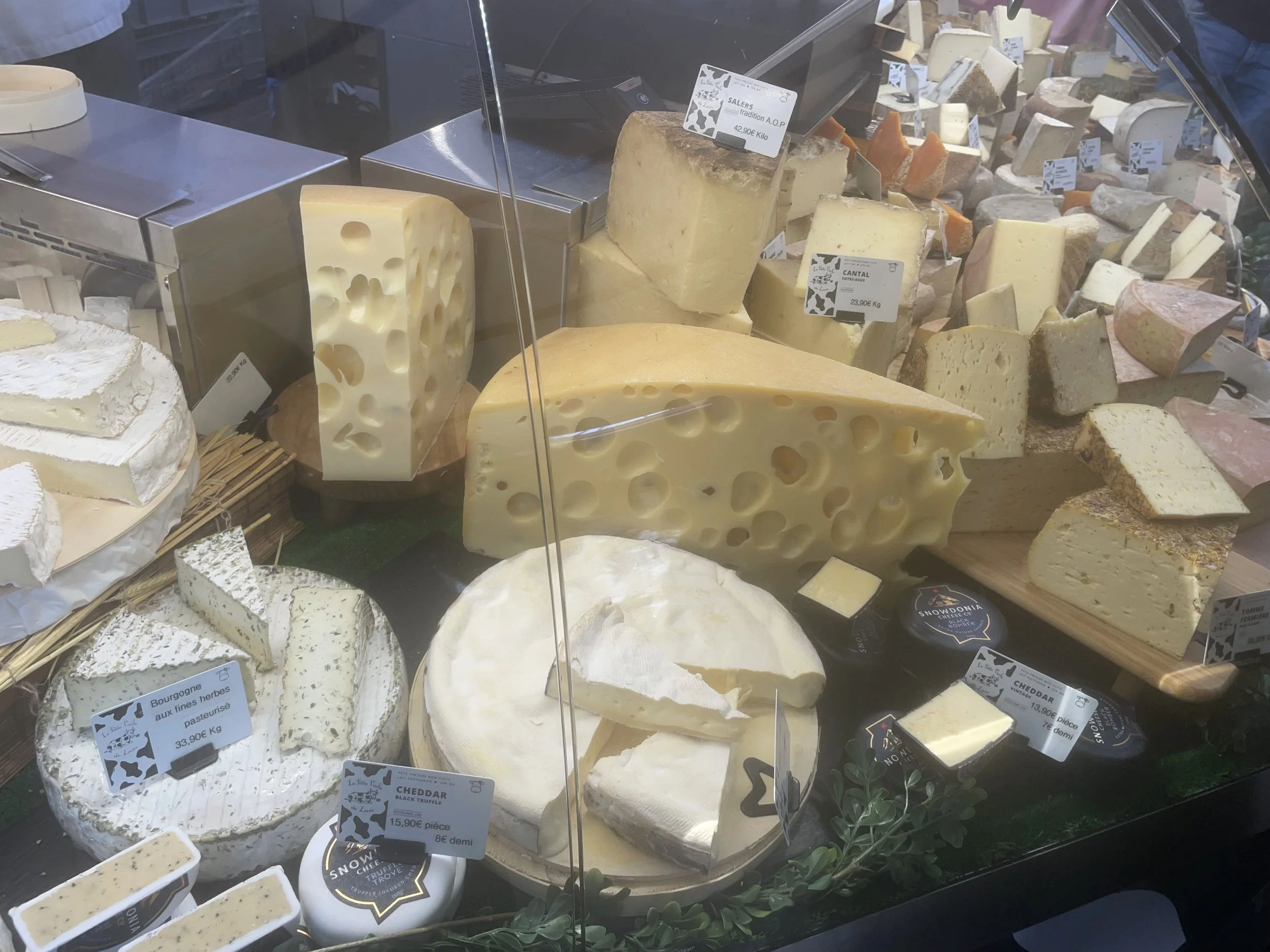 CHILDREN`S CHEESE TASTING AND READING IN FRONT OF EIFFEL TOUR WITH PUPPETT!