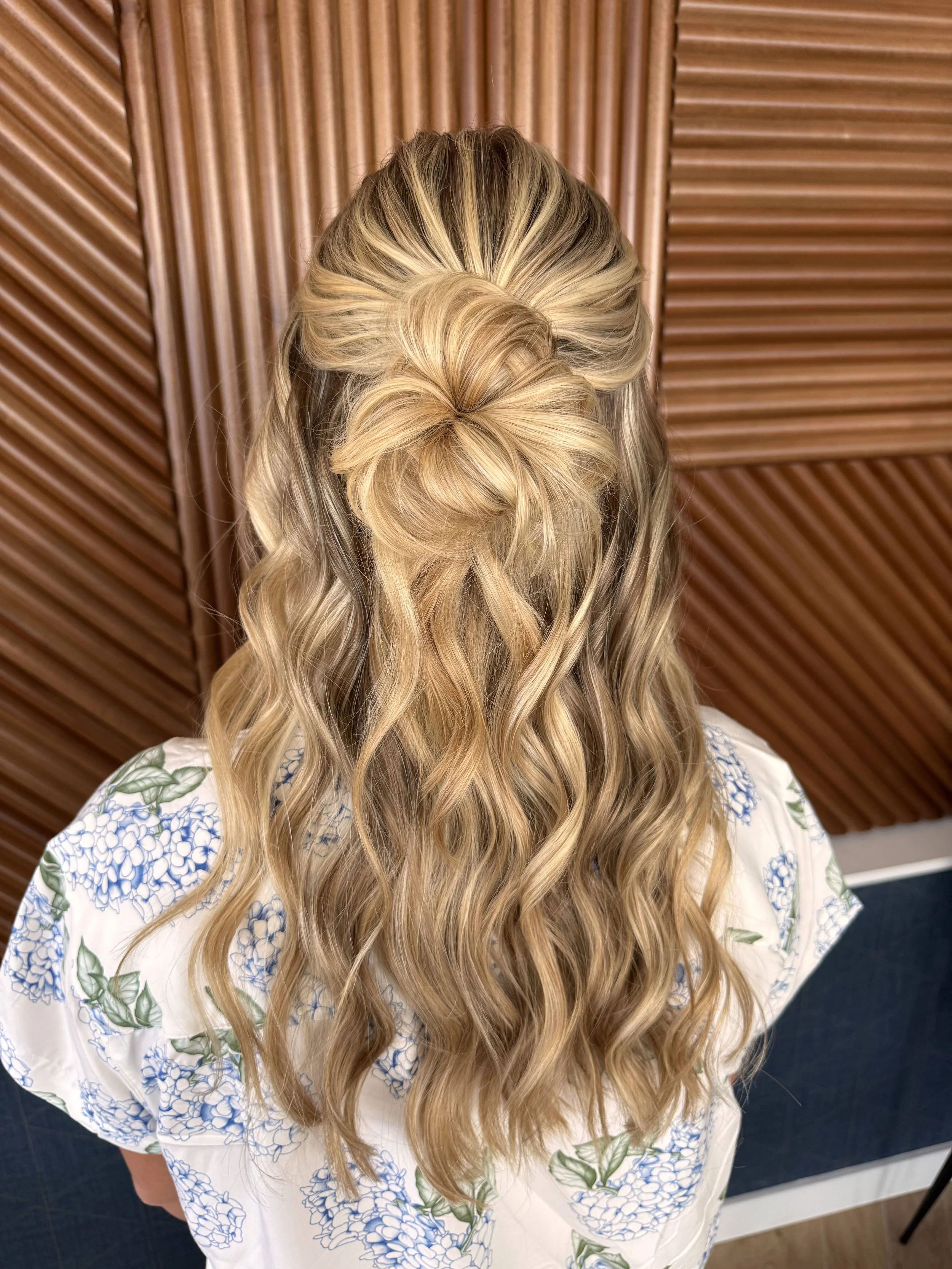 A soft half-up bridal style with loose waves and natural movement.