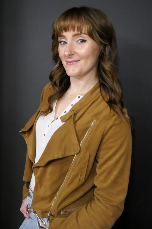 Bridal hairstylist at Do’s & Dye