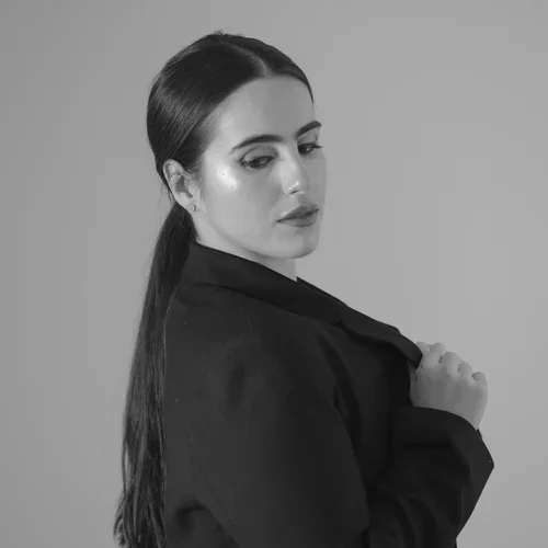 Makeup artist at Do’s & Dye Salon