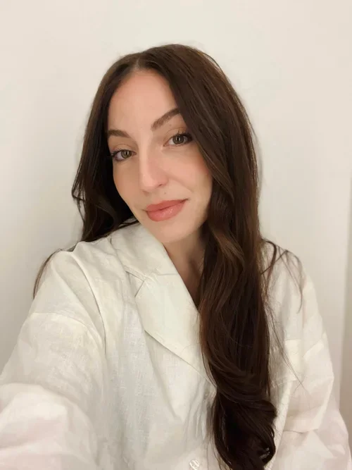 Bridal hairstylist at Do’s & Dye