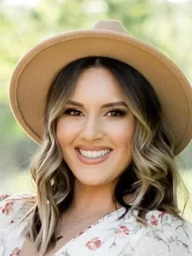 Makeup artist at Do’s & Dye Salon