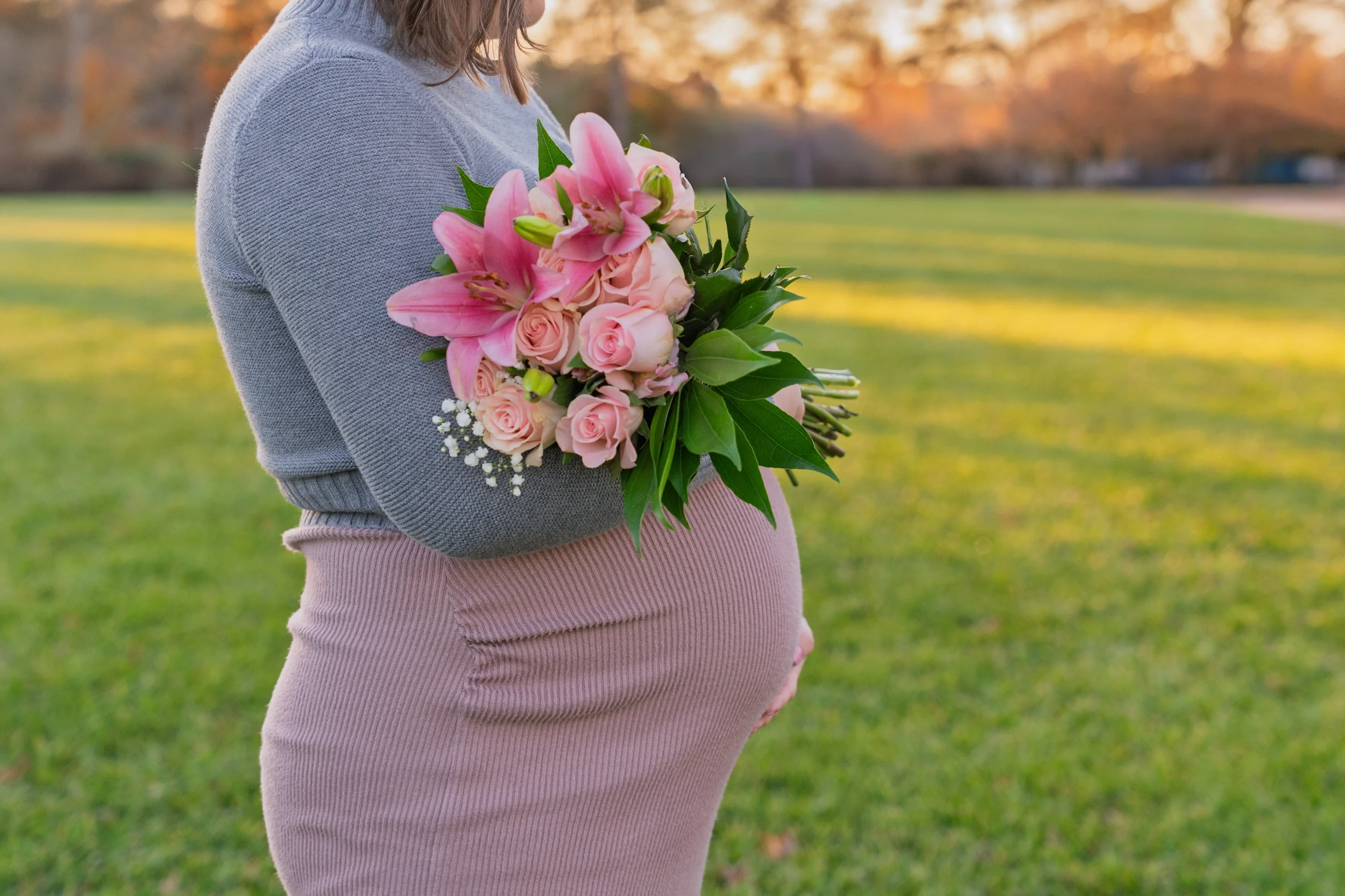 Maternity photos with matching flowers