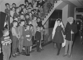 Krippenspiel in der Eingangshalle um 1960