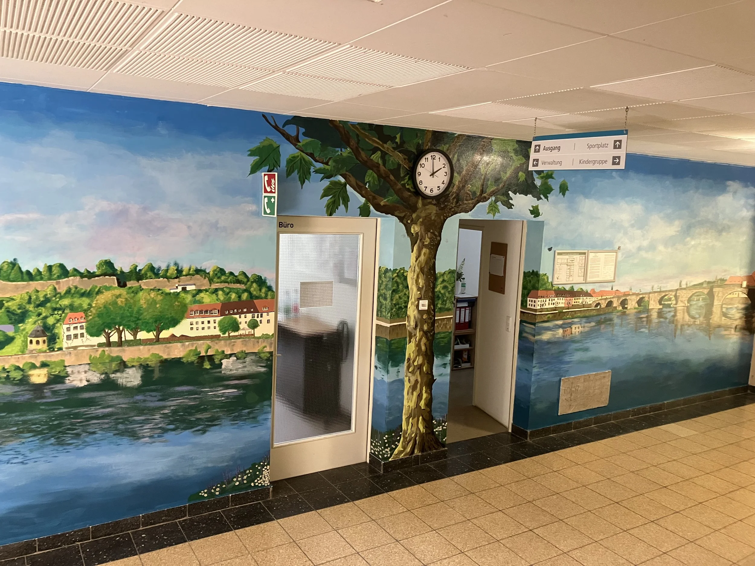 Mit dem Kunst-Sozial-Kooperationsprojekt zwischen dem Schifferkinderheim und der inklusiven Akademie entstanden ein paar tolle neugestaltete Wände bei uns im Schifferkinderheim. Mit viel Elan, Schweiß und Freude haben diverse Künstler und Schüler ver