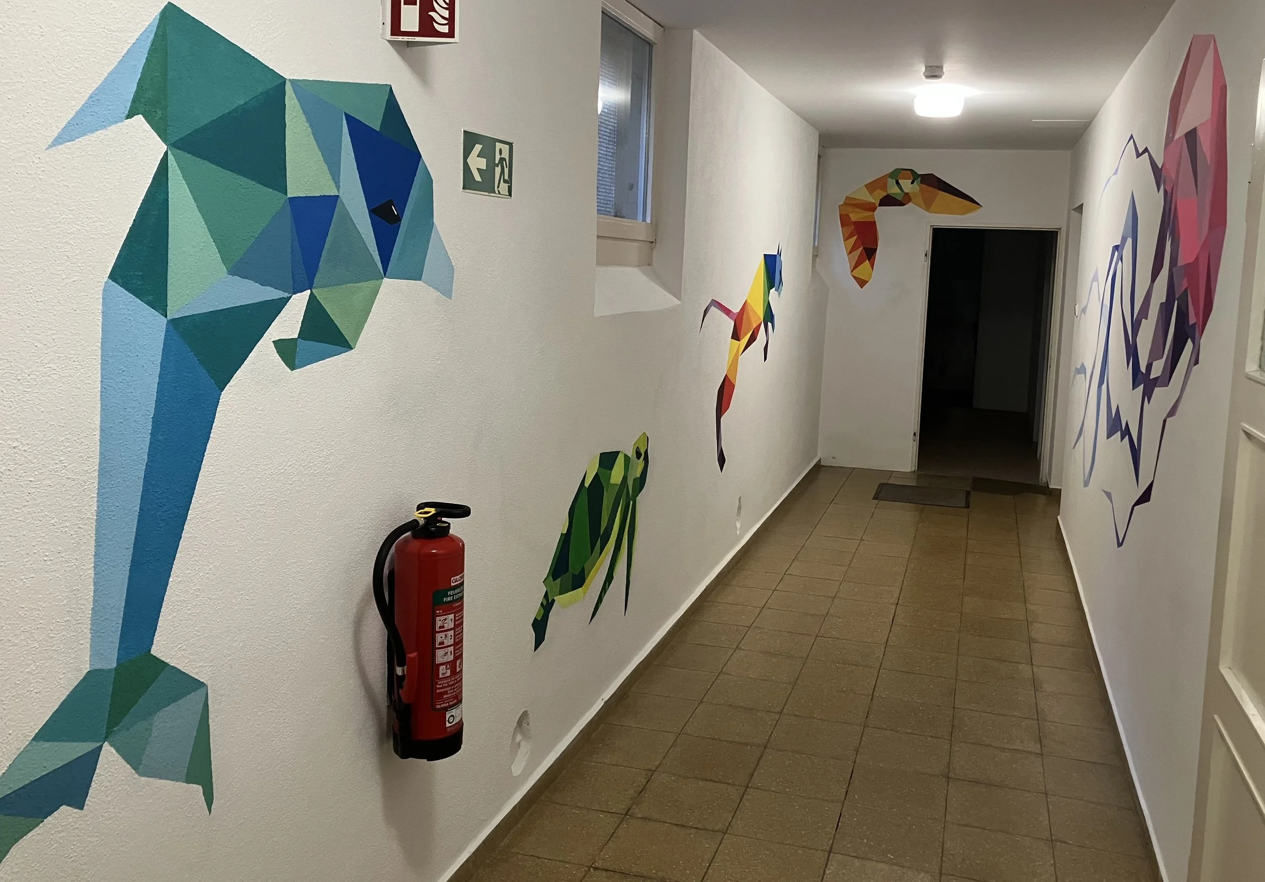 Mit dem Kunst-Sozial-Kooperationsprojekt zwischen dem Schifferkinderheim und der inklusiven Akademie entstanden ein paar tolle neugestaltete Wände bei uns im Schifferkinderheim. Mit viel Elan, Schweiß und Freude haben diverse Künstler und Schüler ver