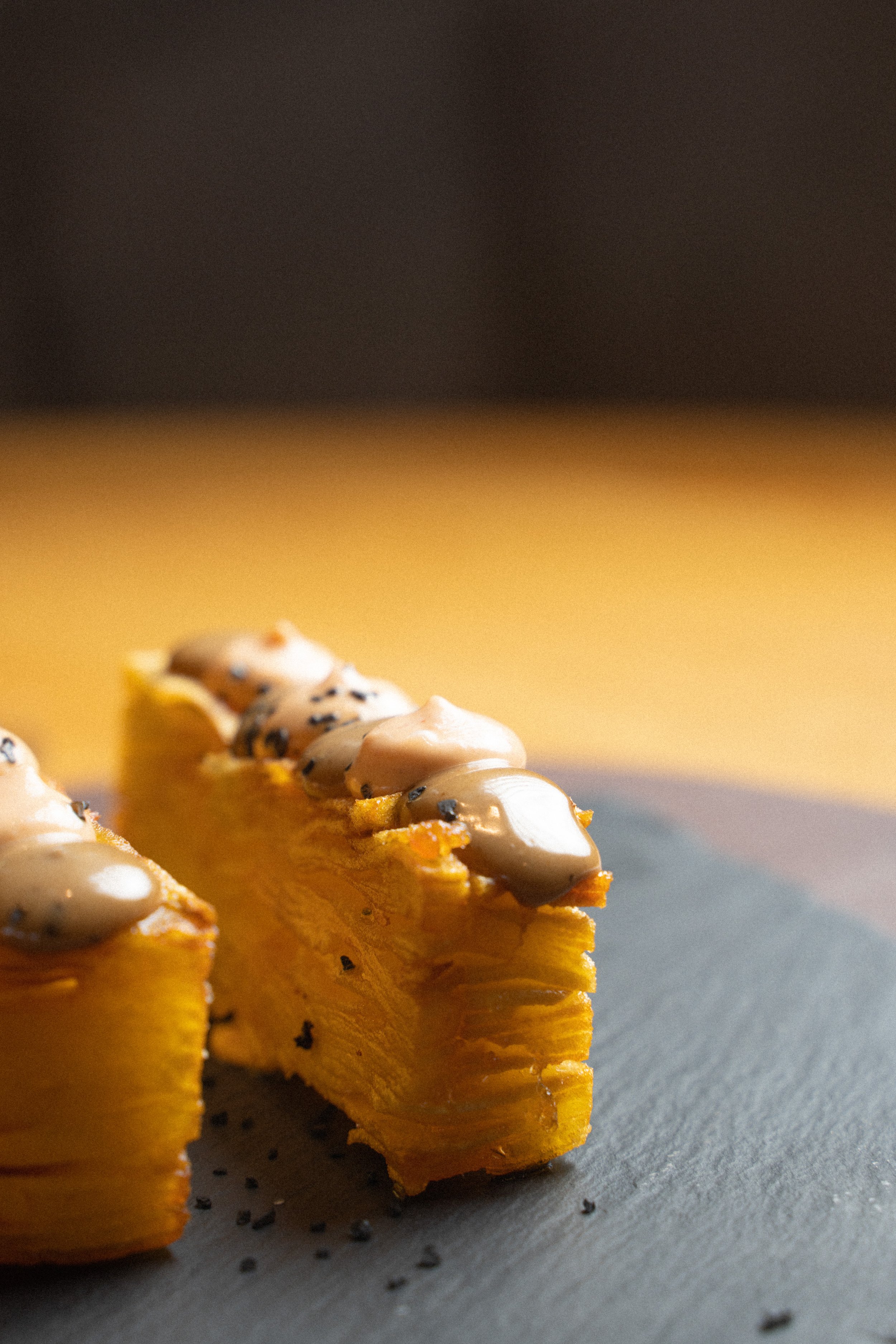 Porción de pastel de calabaza con decoración de crema y semillas negras
