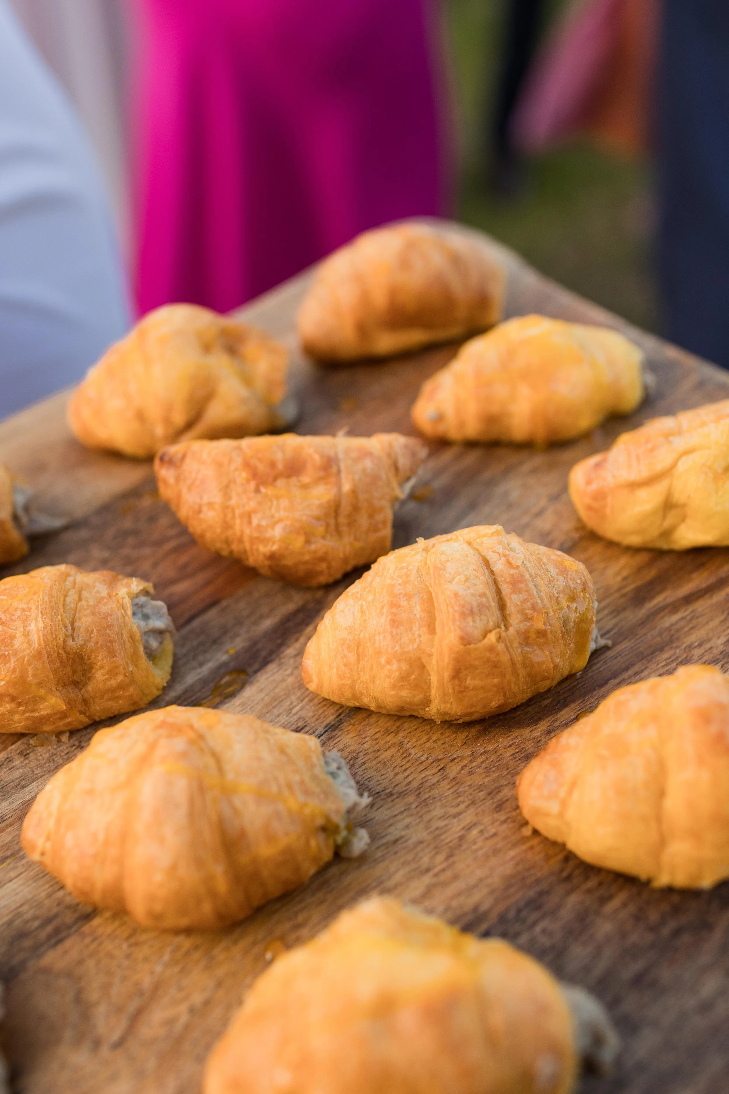 Variedad de croissants en una tabla de madera.