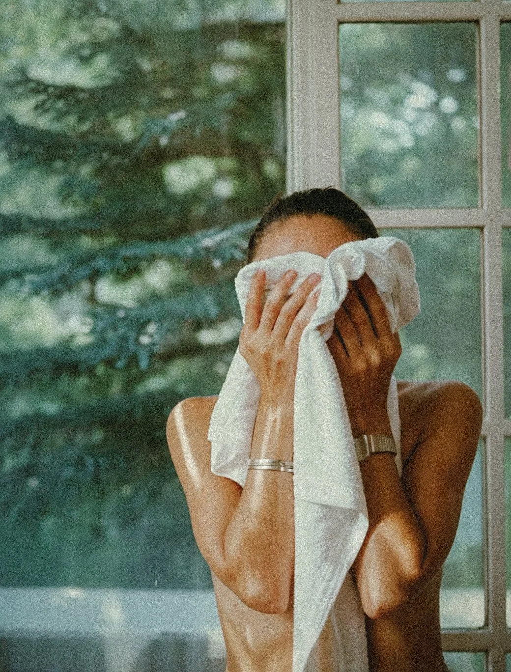 Preparation Vorbereitung vor dem Spray Tan Gesicht Sanft Mit Handtuch Trocknen