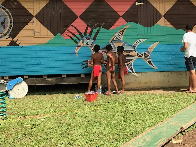 Enfants wayana à la tâche, vêtus du pagne rouge ("kalembé")