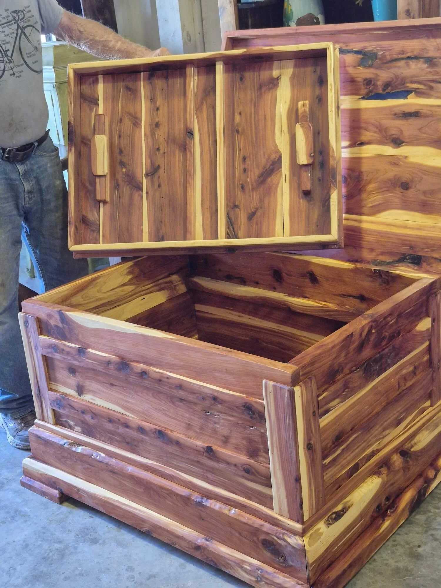 Chest with tray / 
Made from Cedar / 
36x24x24"