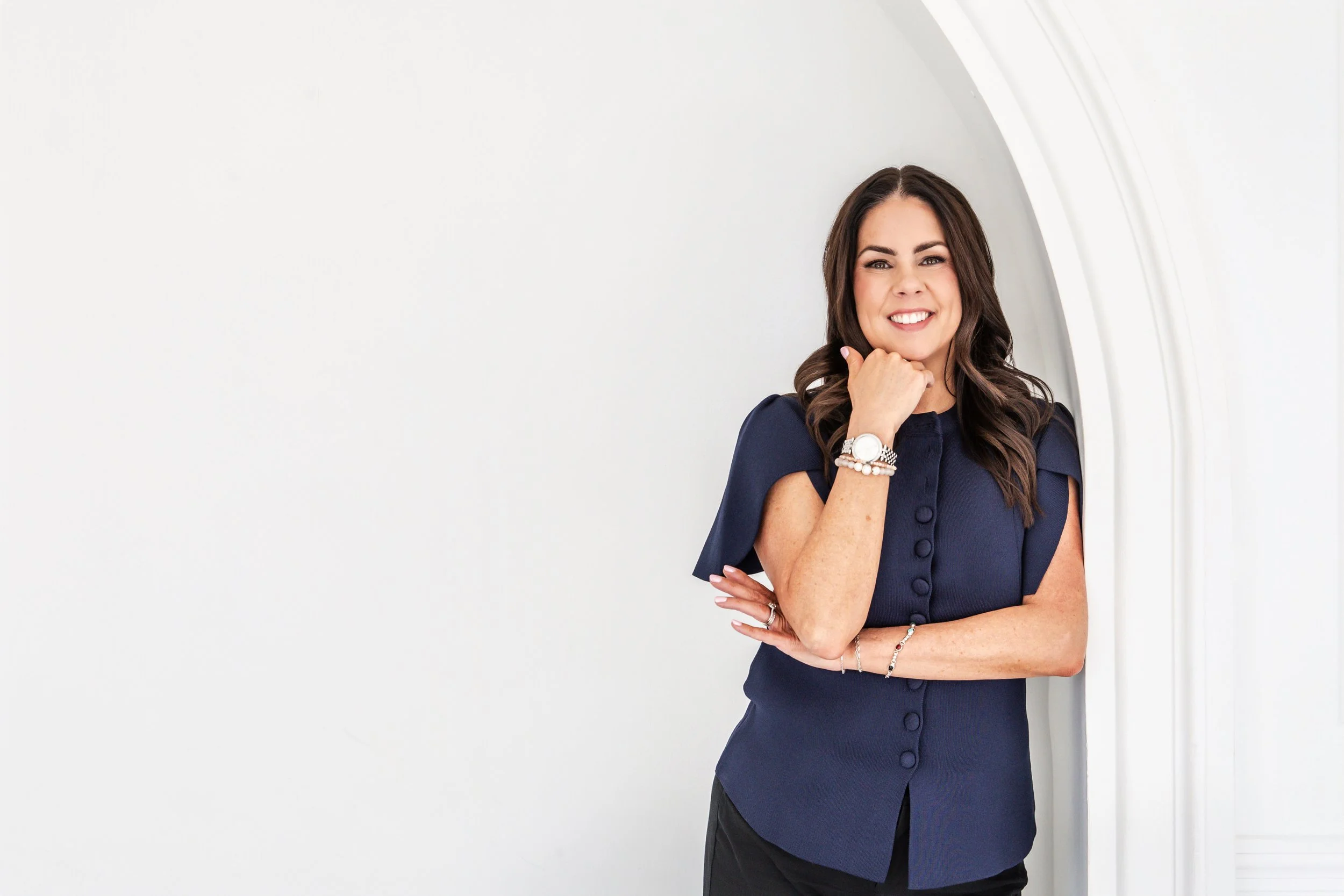 Confident therapist with wavy brown hair specializes in mind body therapy sessions in Ontario.