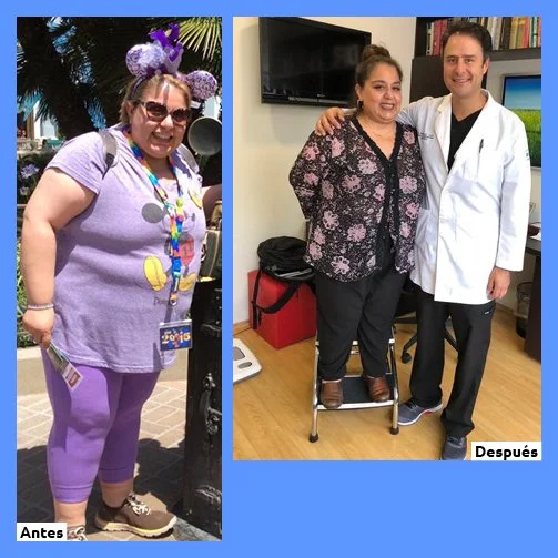 En la imagen se muestra una comparación de antes y después de una transformación. A la izquierda, una mujer con gafas, vestida con ropa morada, posando frente a un árbol con una decoración de Disney. A la derecha, la misma mujer con ayuda de un andador, acompañada de un médico, mostrando una mejora en su condición de salud.