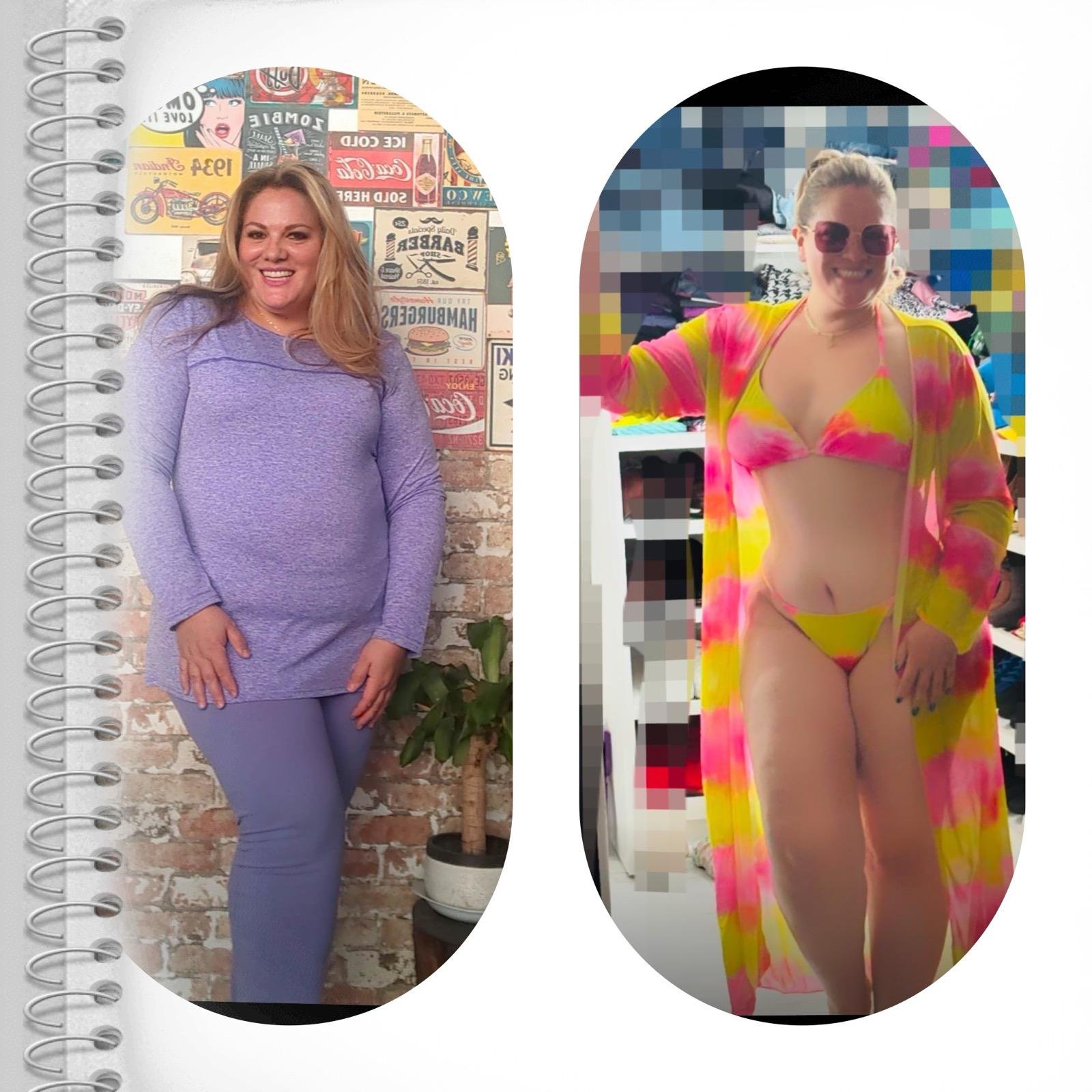 Dos mujeres, una de pie junto a una pared de ladrillos decorada con carteles vintage y la otra de pie en un fondo con objetos y ropa, ambas sonriendo y posando, una vestida con ropa casual y la otra con traje de baño y túnica colorida.