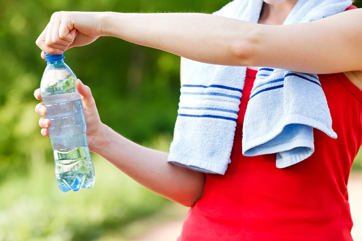 ¿Cómo saber si necesito tomar más agua?