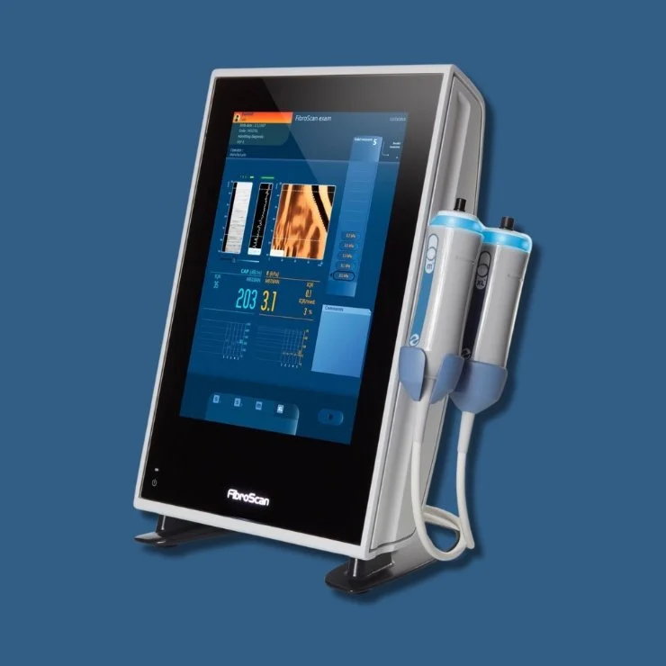 Pantalla digital de dispositivo médico de análisis del tejido, con sondas conectadas, sobre fondo azul.