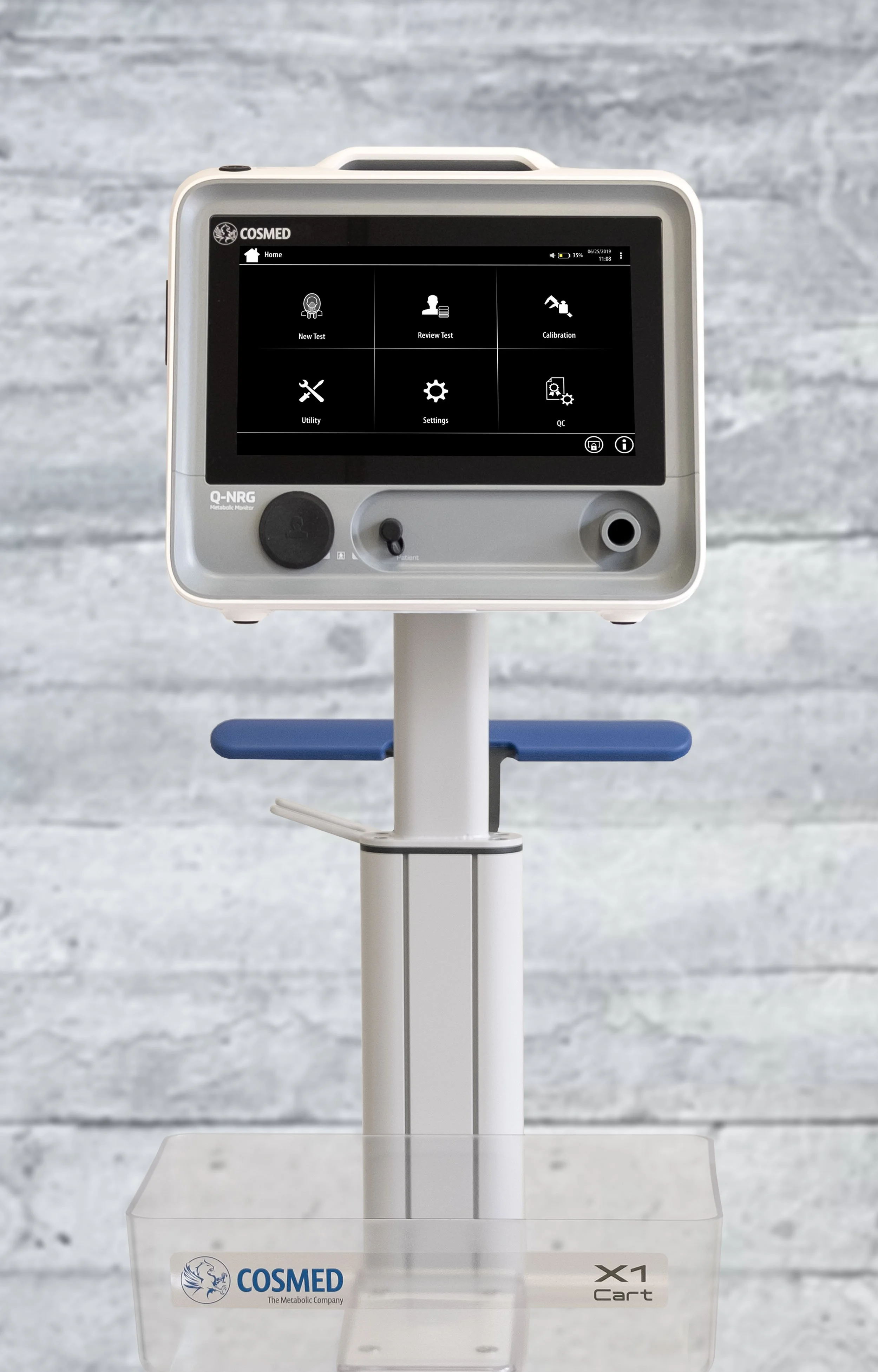 Monitor médico junto a una bandeja de exhibición con el logo de COSMED y la etiqueta X1 Cart.