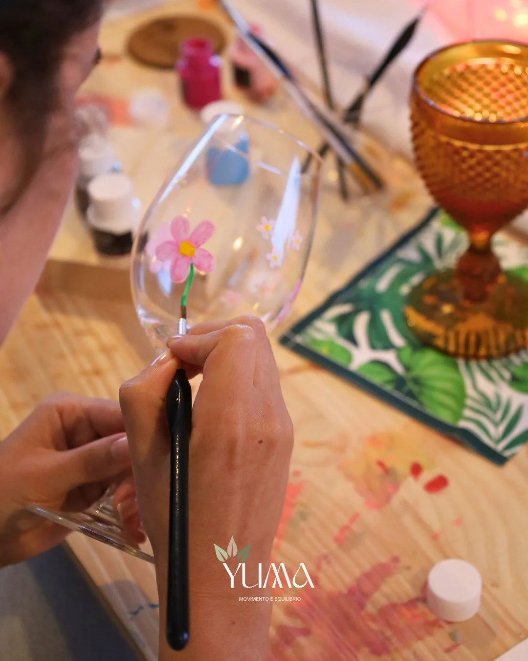 Pincel na m&atilde;o, mente tranquila&hellip; e o tempo abranda.

No meio de cores, detalhes e pequenas imperfei&ccedil;&otilde;es, nasce algo &uacute;nico &mdash; feito por ti 🍷✨
Mais do que pintar um copo, &eacute; sobre parar, criar e aproveitar 