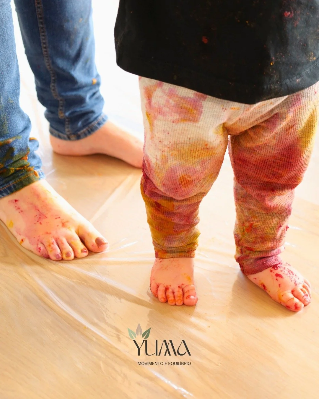 A inf&acirc;ncia tamb&eacute;m se pinta com as m&atilde;os, com os p&eacute;s&hellip;  com o corpo 🎨🤍

Neste ateli&ecirc; deix&aacute;mos a criatividade acontecer no seu estado mais puro: sem regras, sem pressa e sem medo de sujar 🤍

Com tintas fe