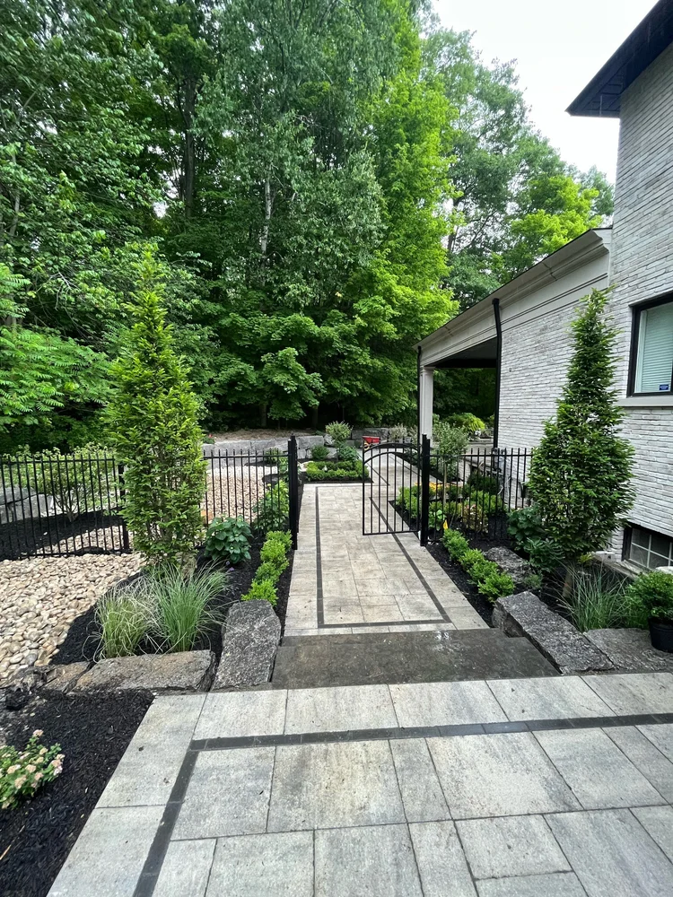 Side-yard slab walkway with plantings