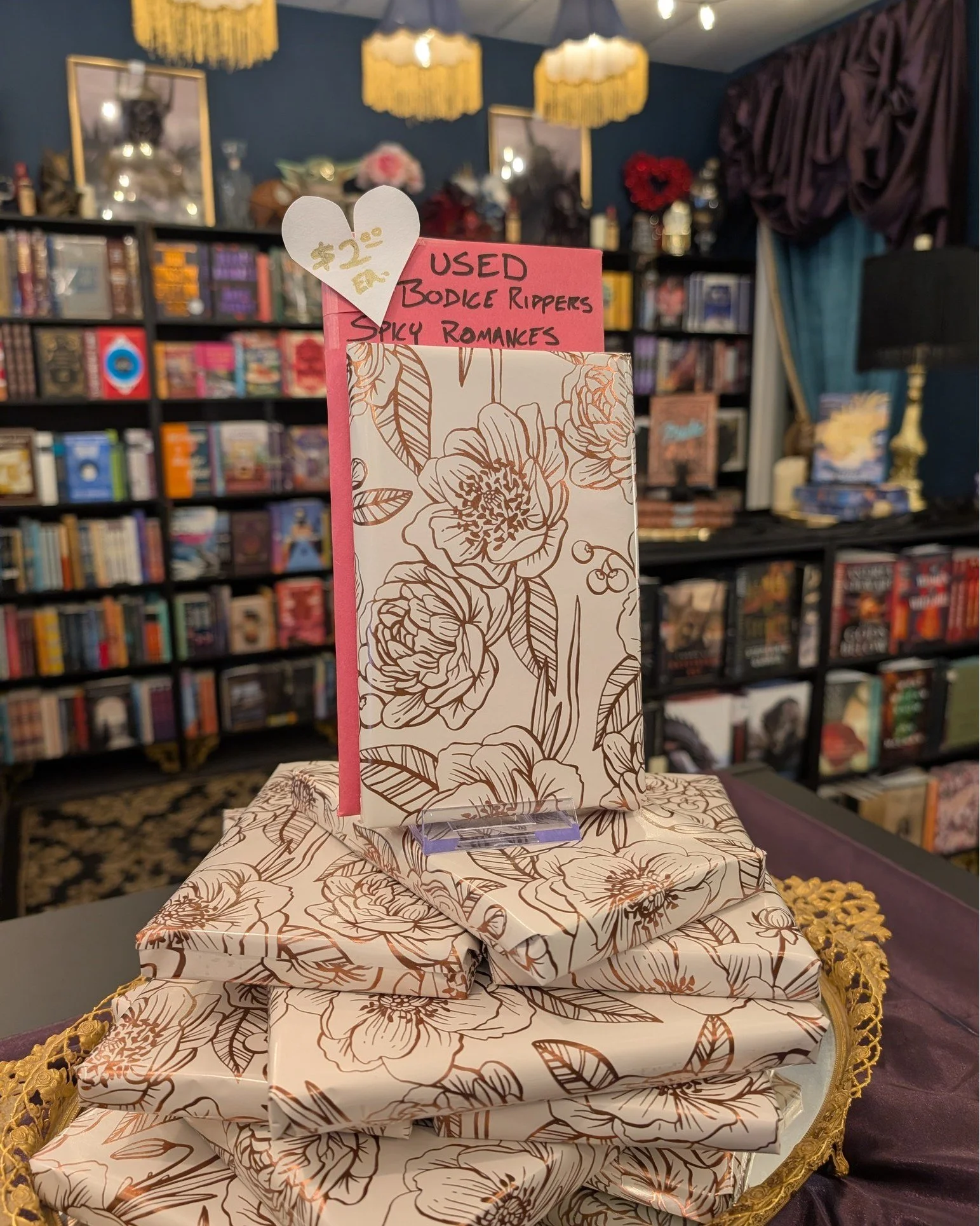 Blind Date with a Book returns this February.
This edition is devoted entirely to romance, including special editions.

Each book is wrapped and waiting.
No cover. No summary. Just the pleasure of discovery.

Do you prefer to pick your own romances, 