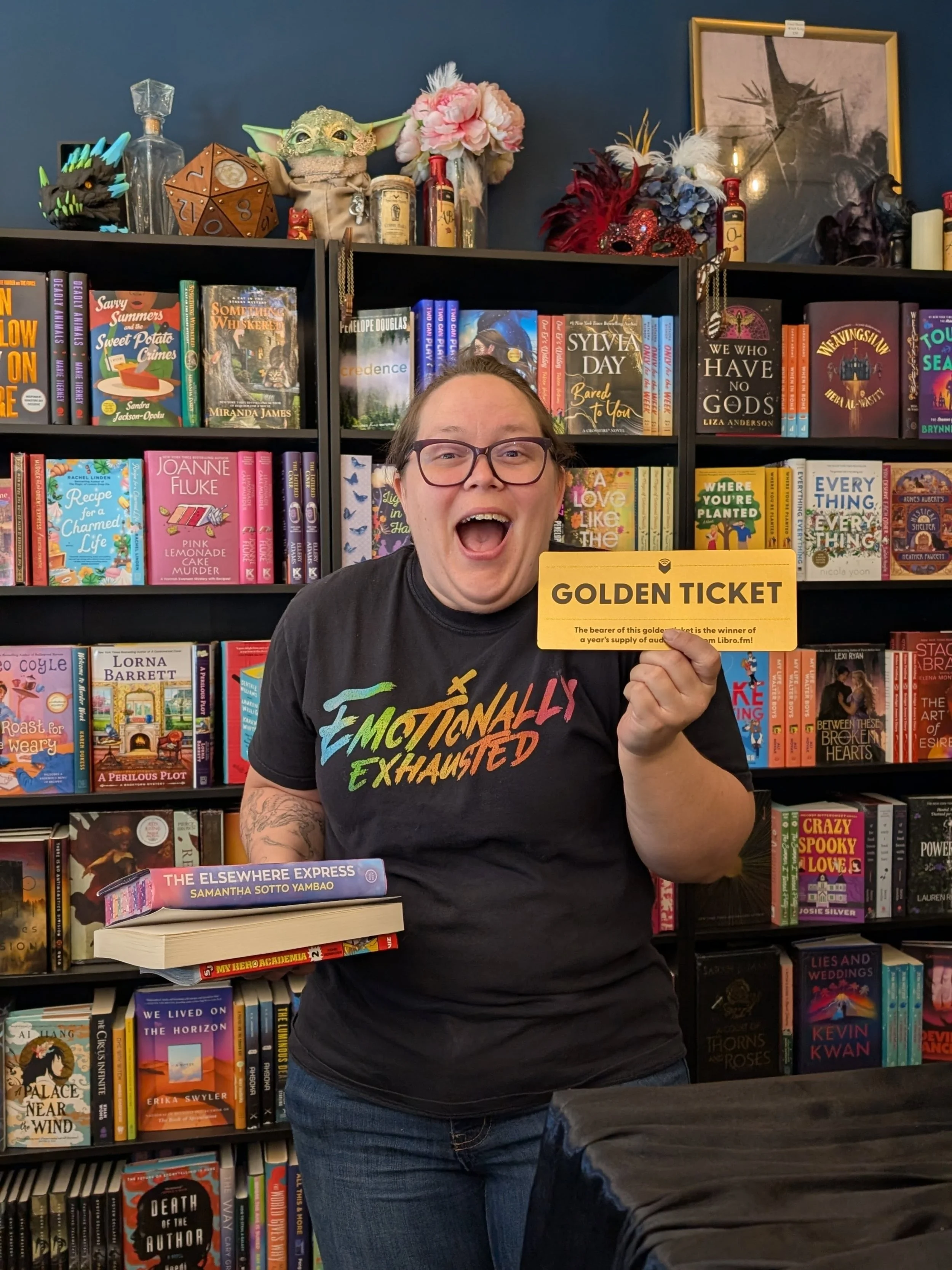 First round of prizes, including the GOLDEN TICKET have been found! One more to find in the shop until we hide more at 4! 

Congratulations to our winners so far! 

@librofm @delunabela
