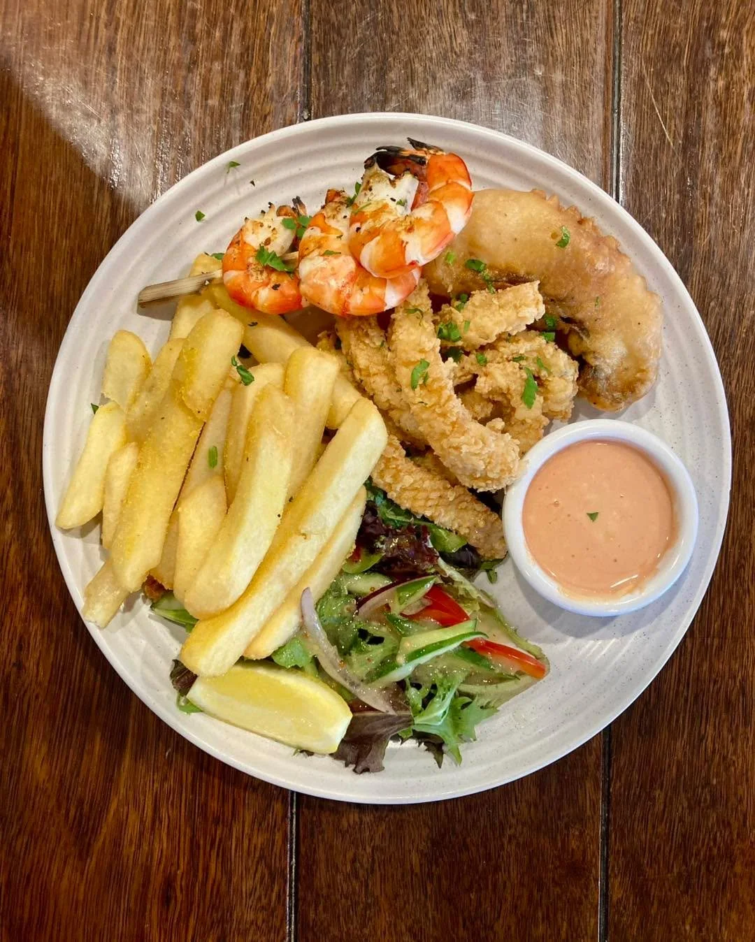 🦐 THIS WEEK&rsquo;S CHEF&rsquo;S SPECIAL! 🐟
Seafood lovers, this one&rsquo;s for you! 

Dive into our Seafood Plate featuring:

🐟 Battered Humpty Doo Barramundi (a)
🦑 Salt &amp; pepper squid (i)
🍤 Tiger prawn skewer (a)
🍟 Chips, salad &amp; sea