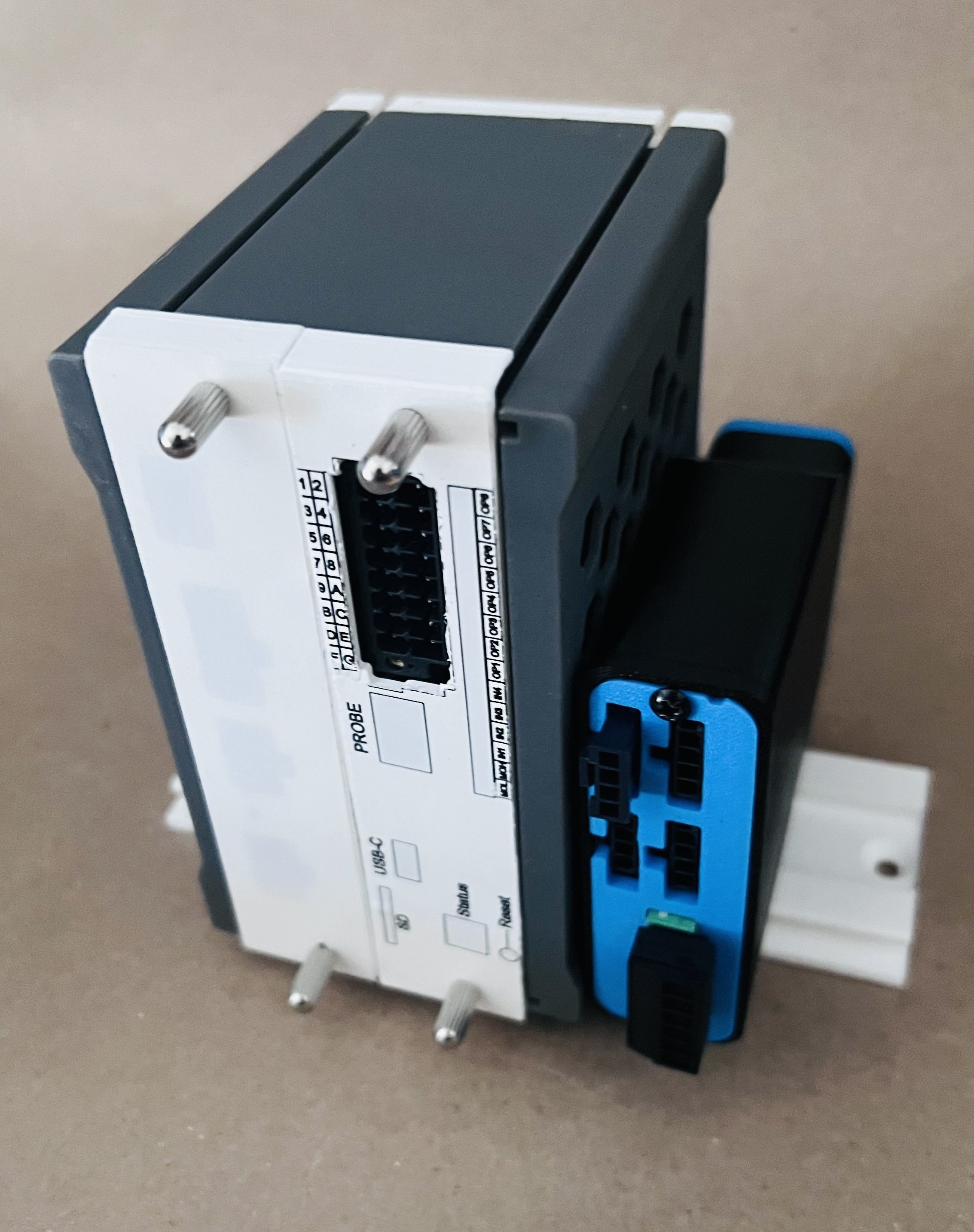 Eddie Data Hub multi-slot version (2-slot type) includes Uniprobe-AD44