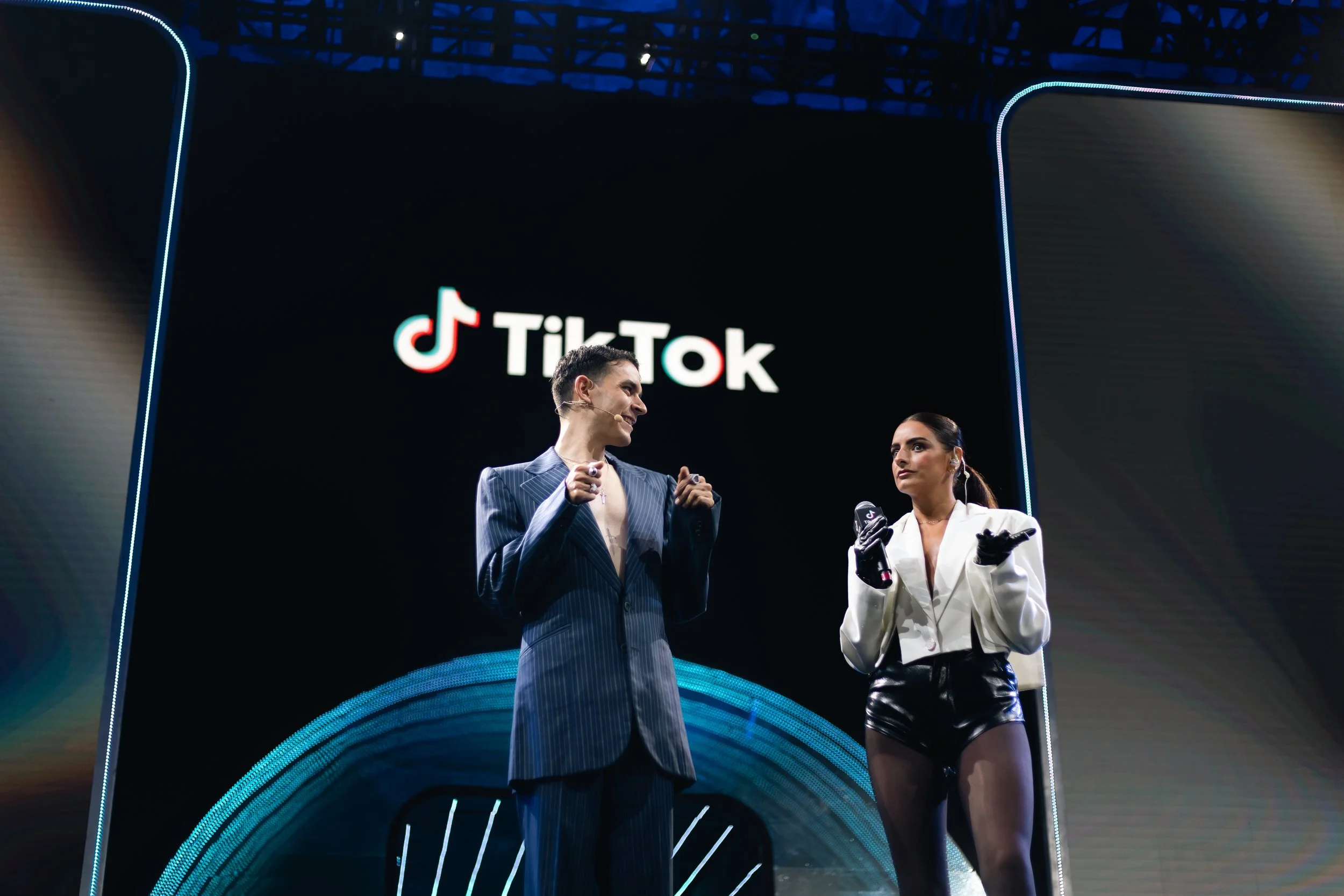 andrés johnson y aislinn derbez conduciendo los tiktok ad awards 2025