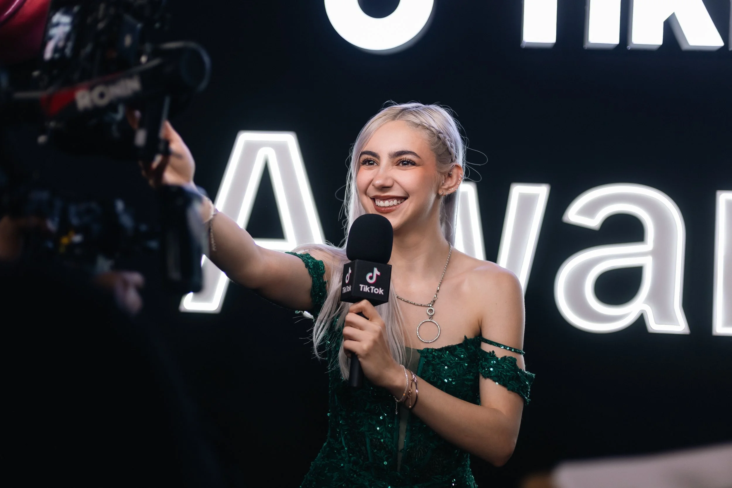 fer jalil conduciendo los tiktok ad awards 2026.