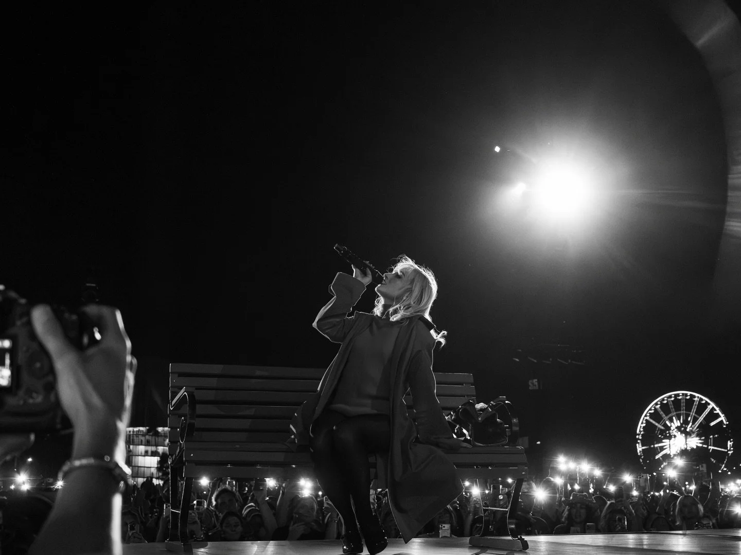 tuve a sabrina as&iacute; de cerquitita un segundo 🤏🏼🤏🏼 y no sab&iacute;a usar bien mi c&aacute;mara pero rescatamos estas 😭😭😭 as&iacute; que las dejo aqu&iacute; a modo de manifestaci&oacute;n de cosas m&aacute;s grandes 🧘✨ te amo @sabrinaca