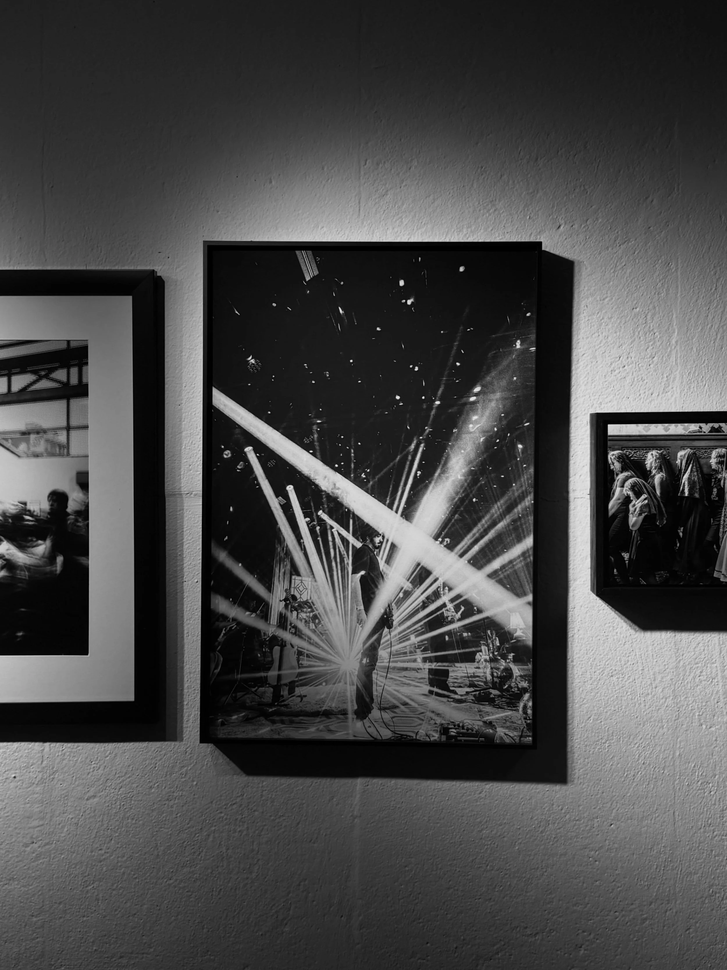 gracias gracias a la @galeriaclaroscuro por seleccionar una de mis fotos y hacer realidad mi primer expo!! ⭐️⭐️🤍🤍 estoy muy emocionada de haber podido compartir algo de mi trabajo despu&eacute;s de este tiempo, ver tus fotos impresas es otra cosssa